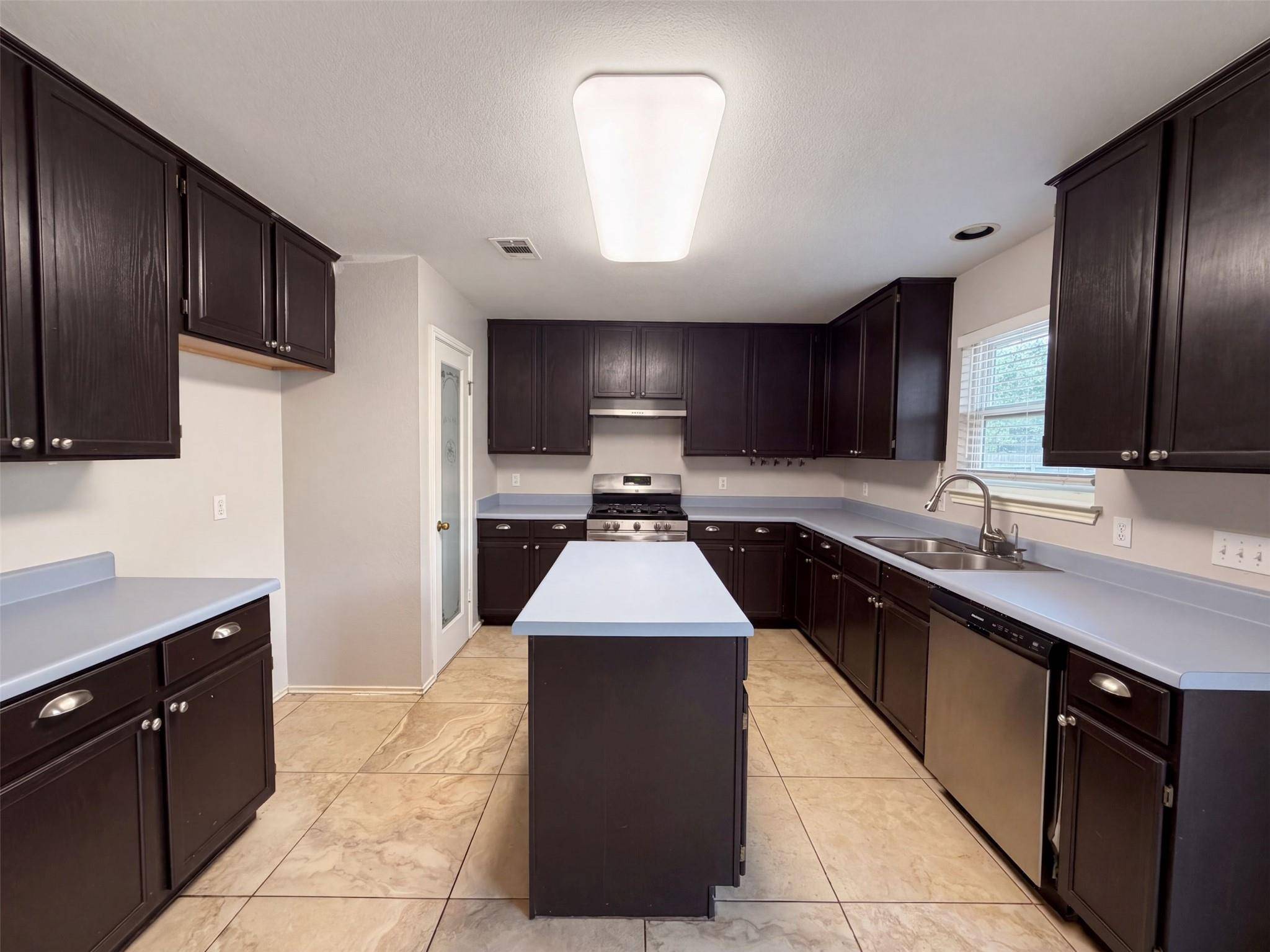 1722 Woods BLVD, Round Rock, TX 78681