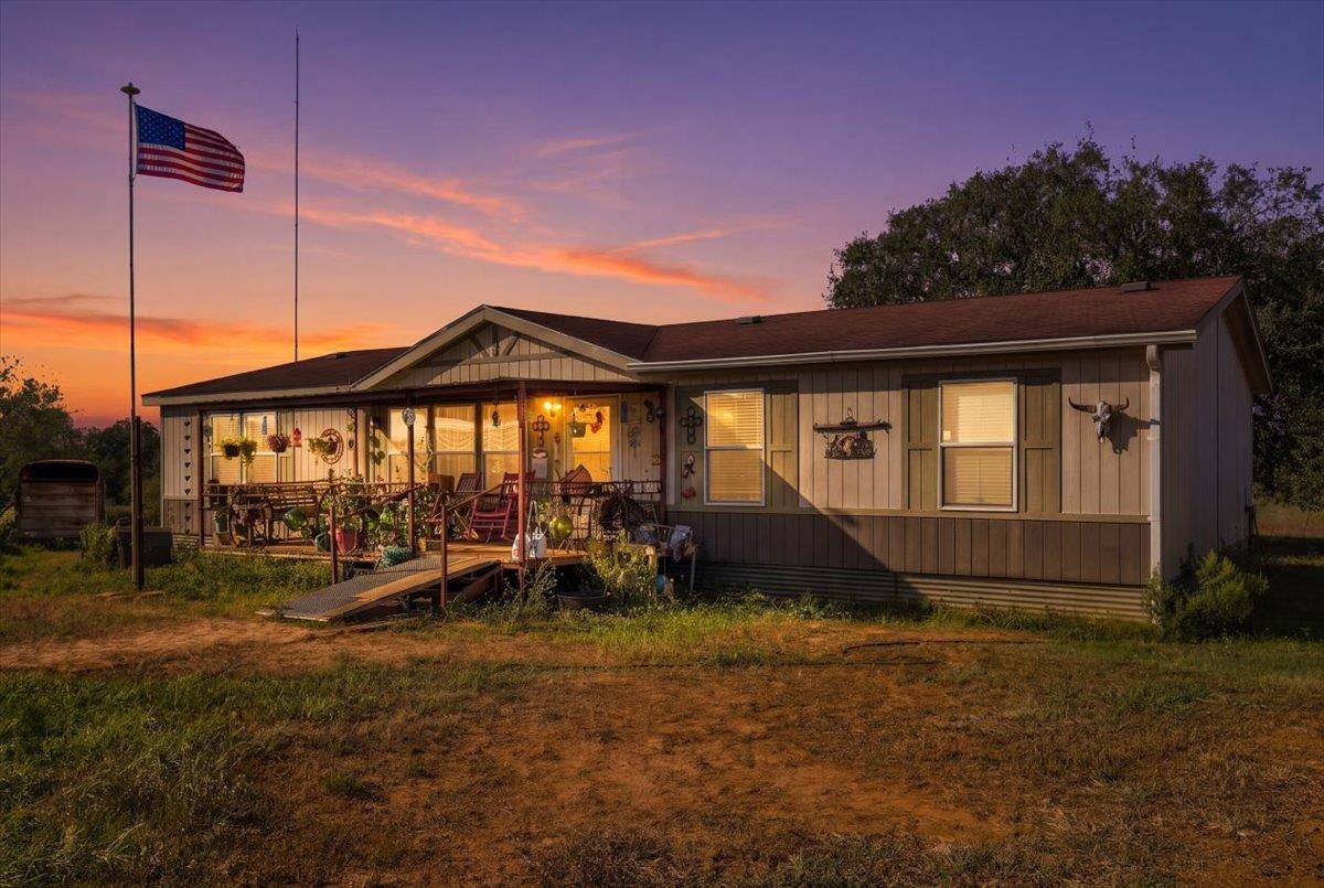 4321 County Road 444, Waelder, TX 78959
