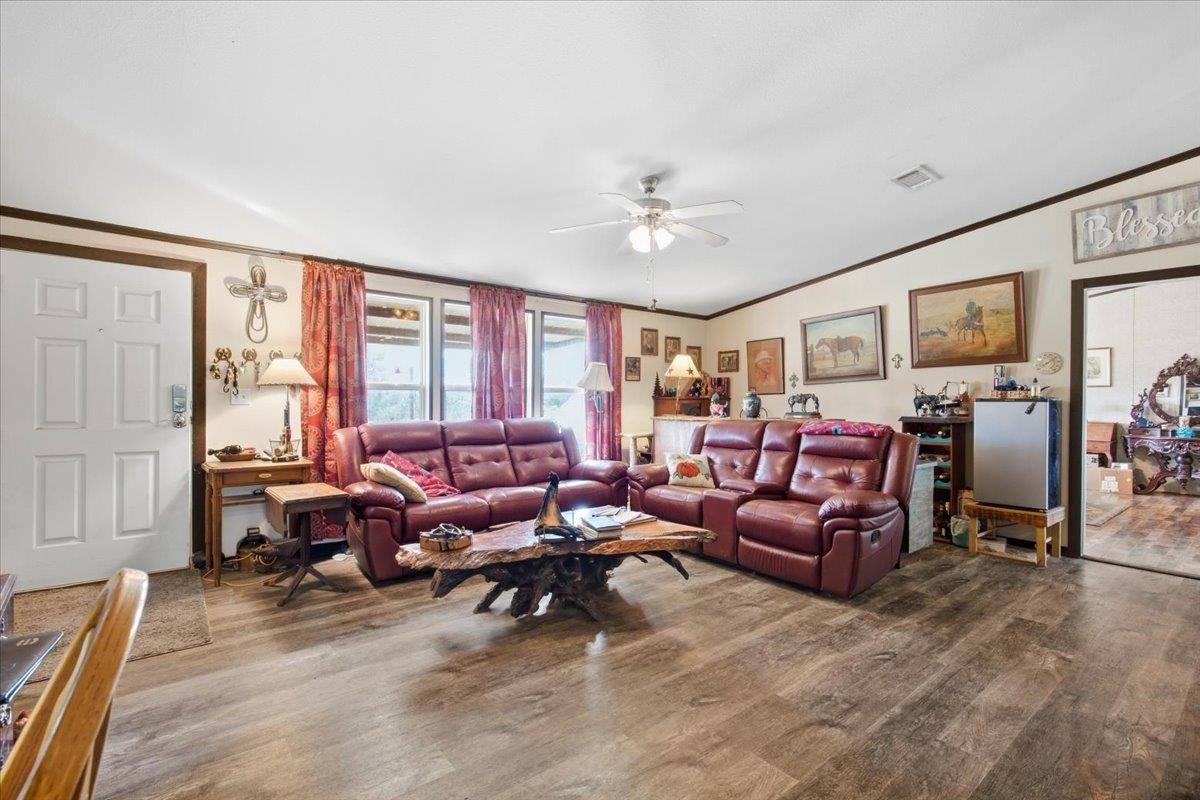 4321 County Road 444, Waelder, TX 78959