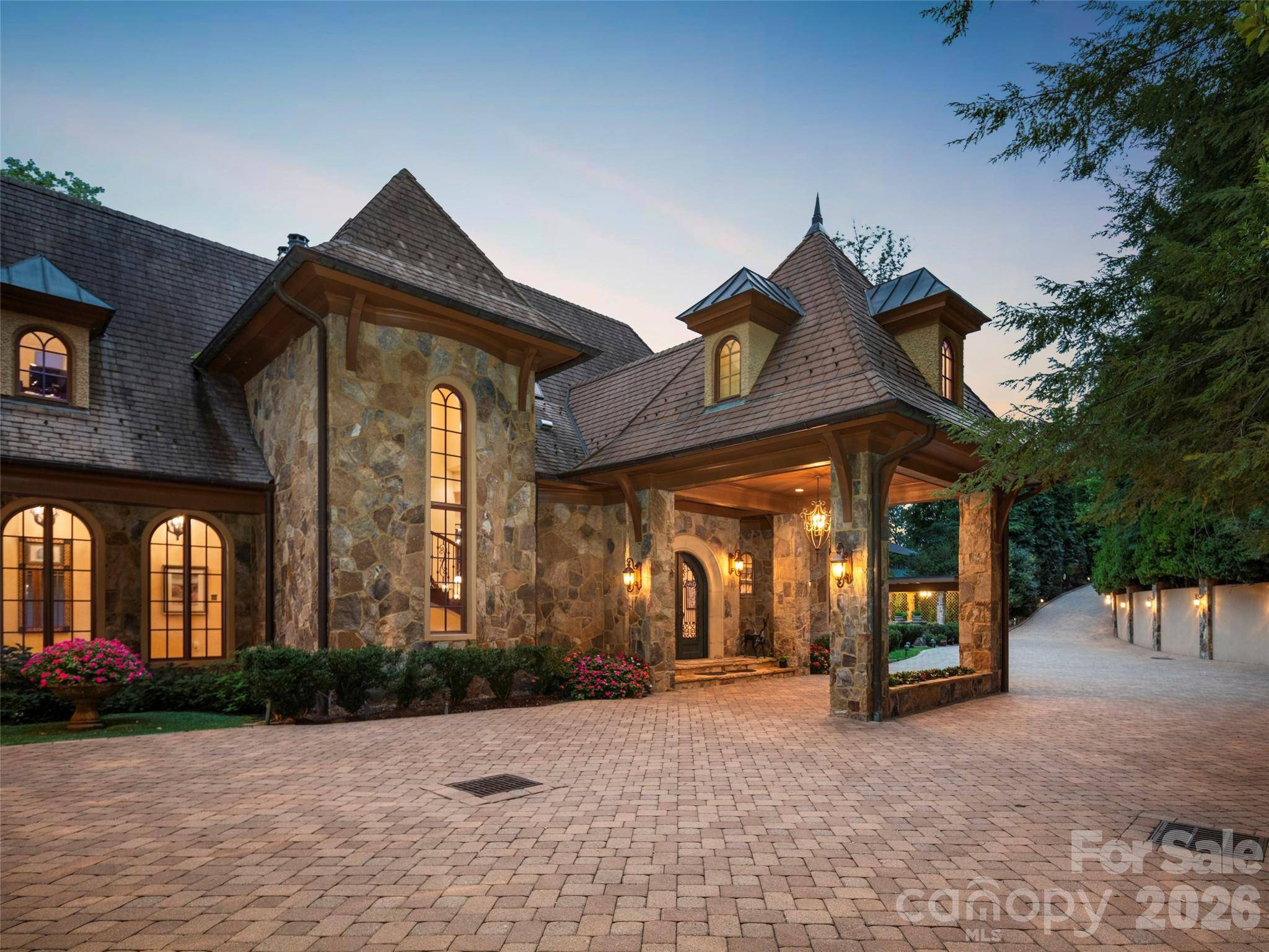 994 Clovertop LN, Arden, NC 28704