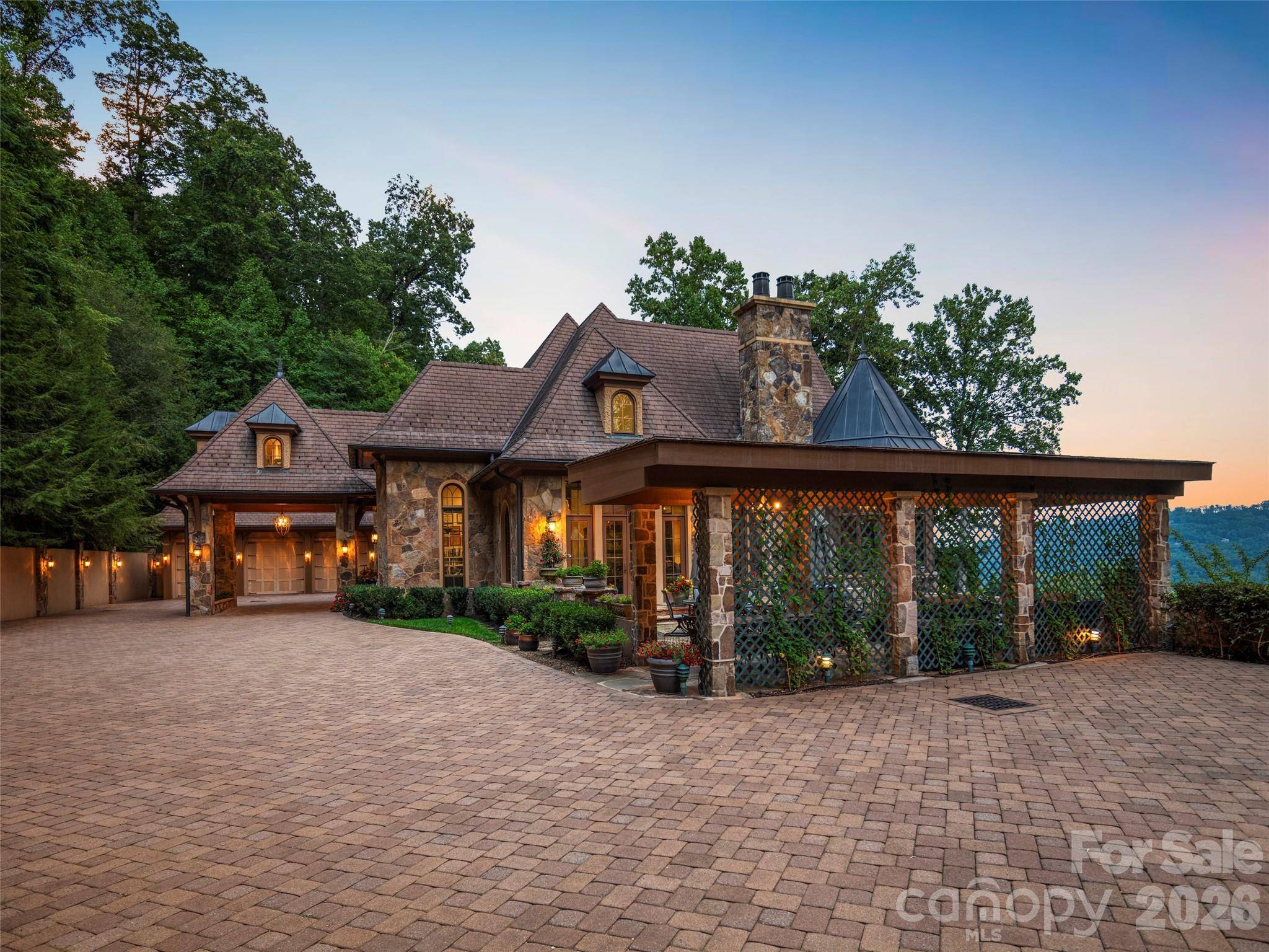 994 Clovertop LN, Arden, NC 28704