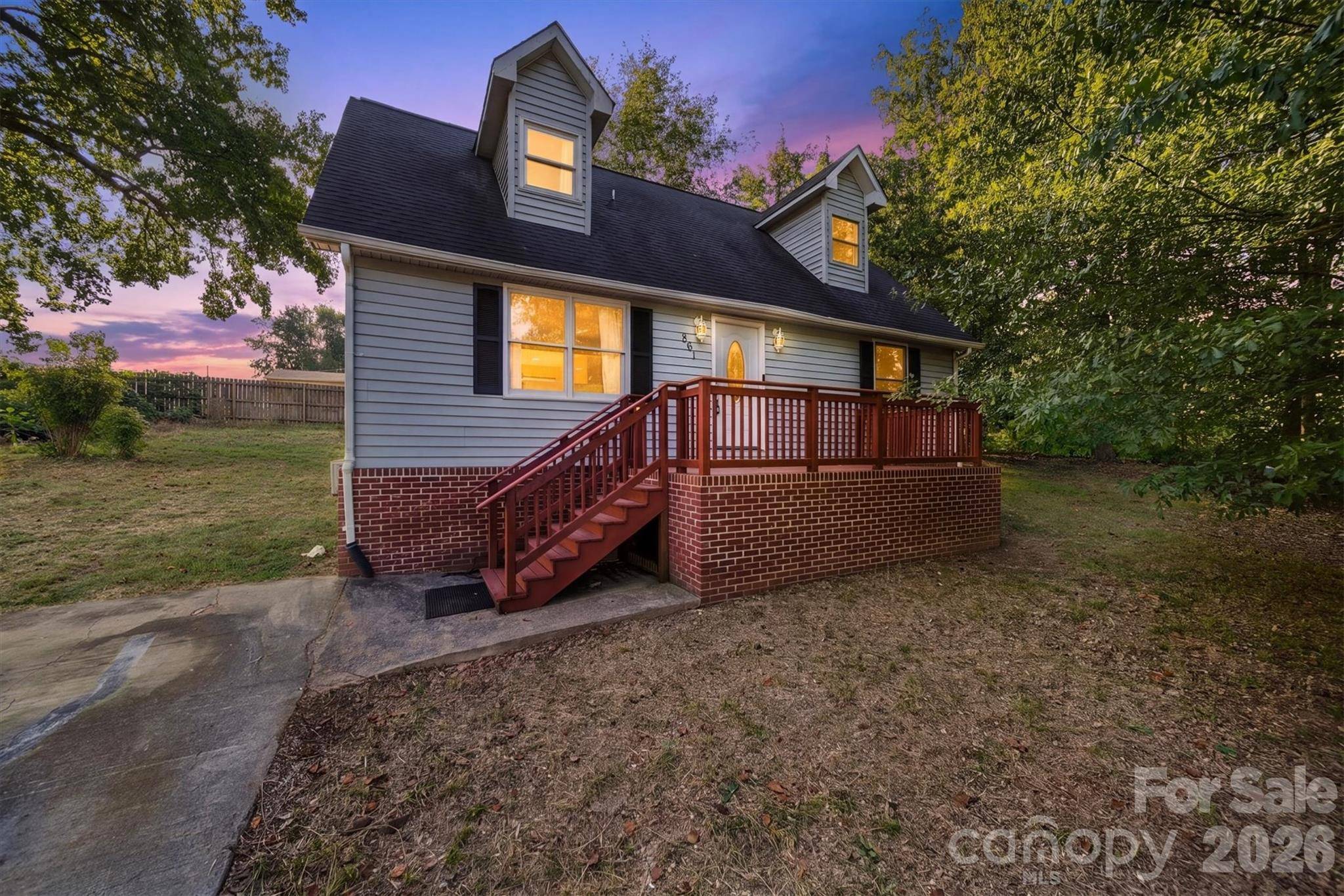 861 8th Street PL SE, Hickory, NC 28602