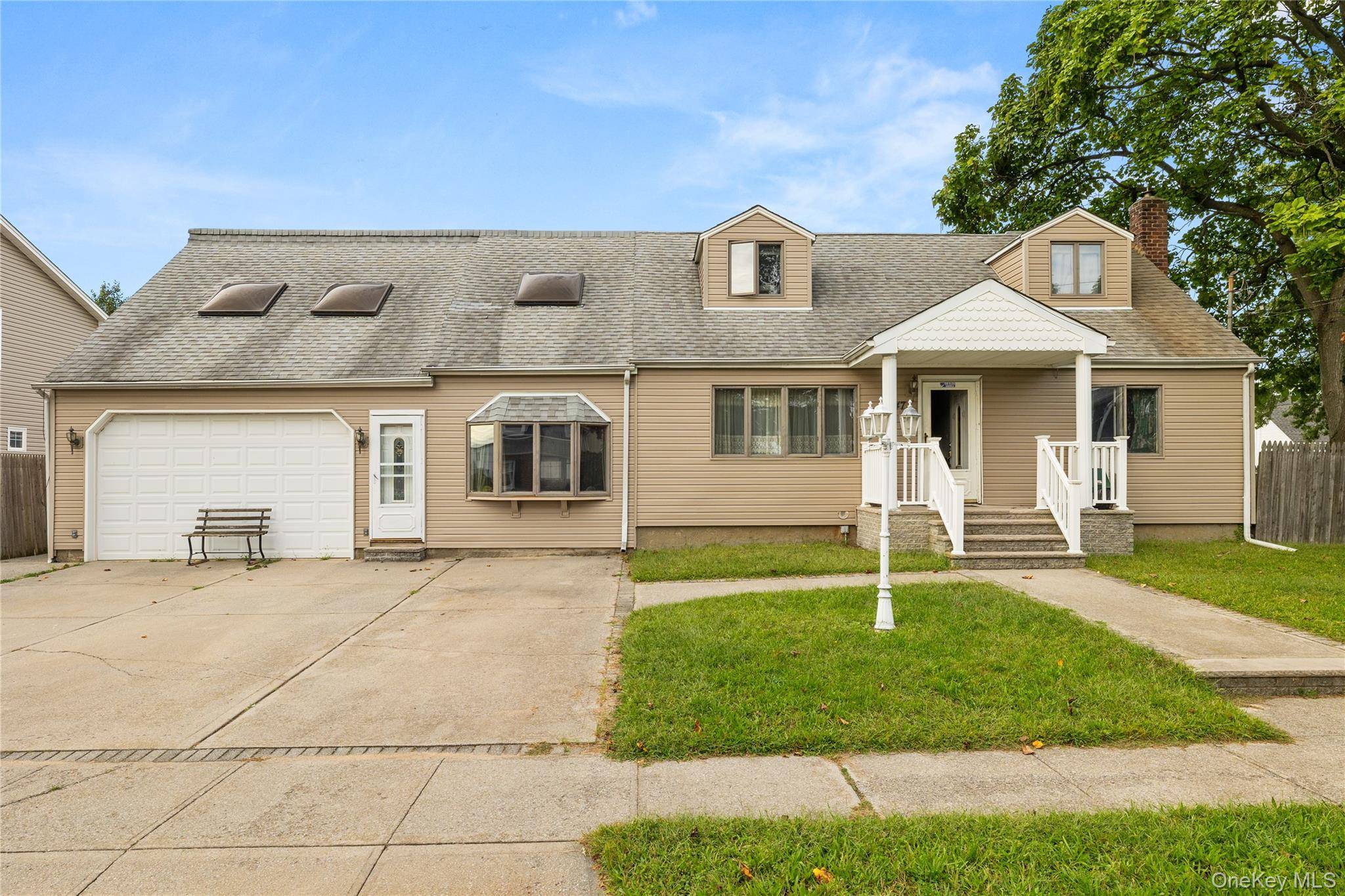 947 N Park AVE, Massapequa, NY 11758