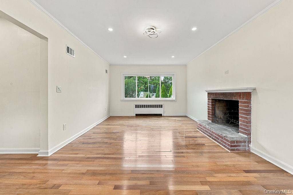 84 Middle Neck RD, Roslyn, NY 11576