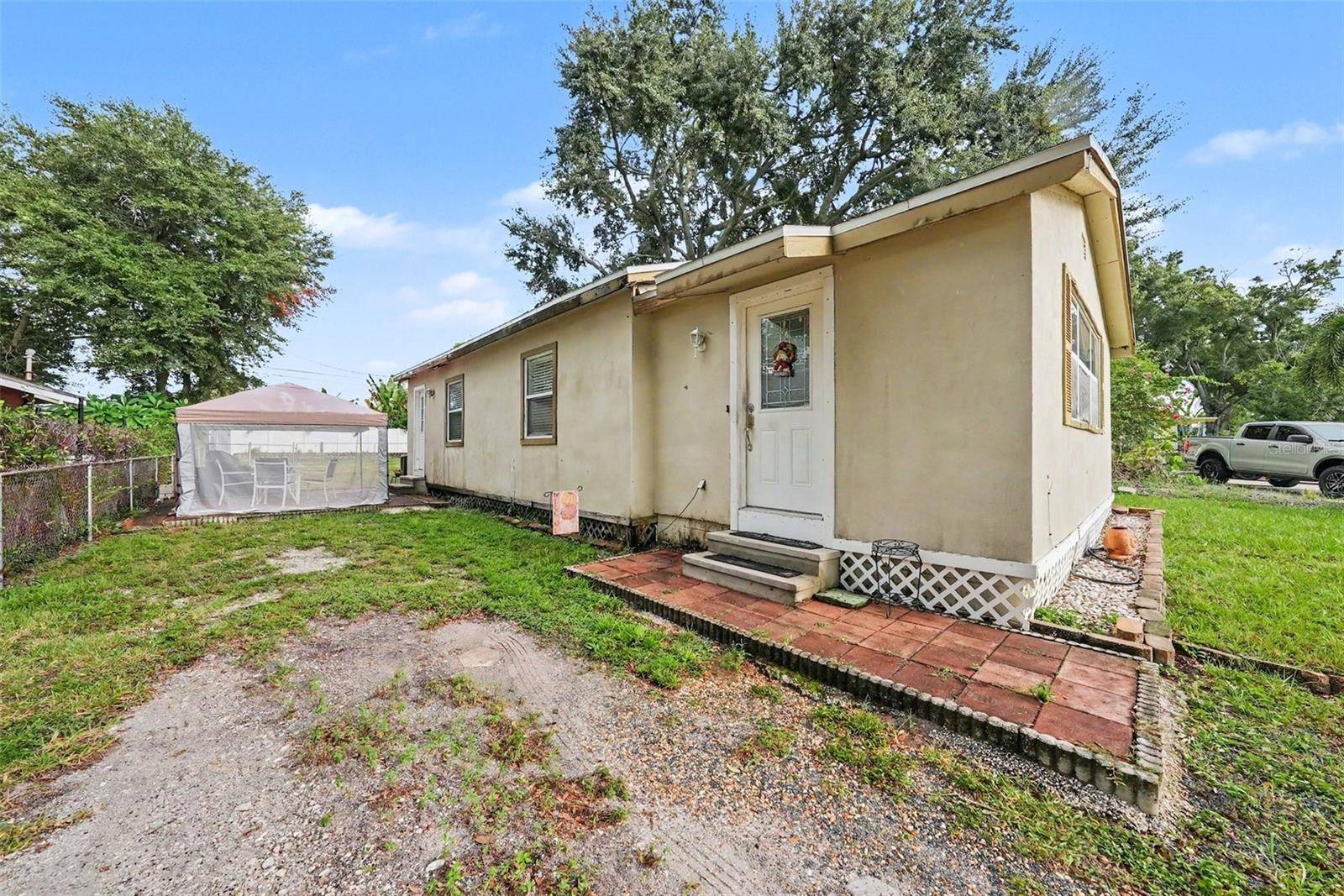 1221 QUEEN ST N, St Petersburg, FL 33713