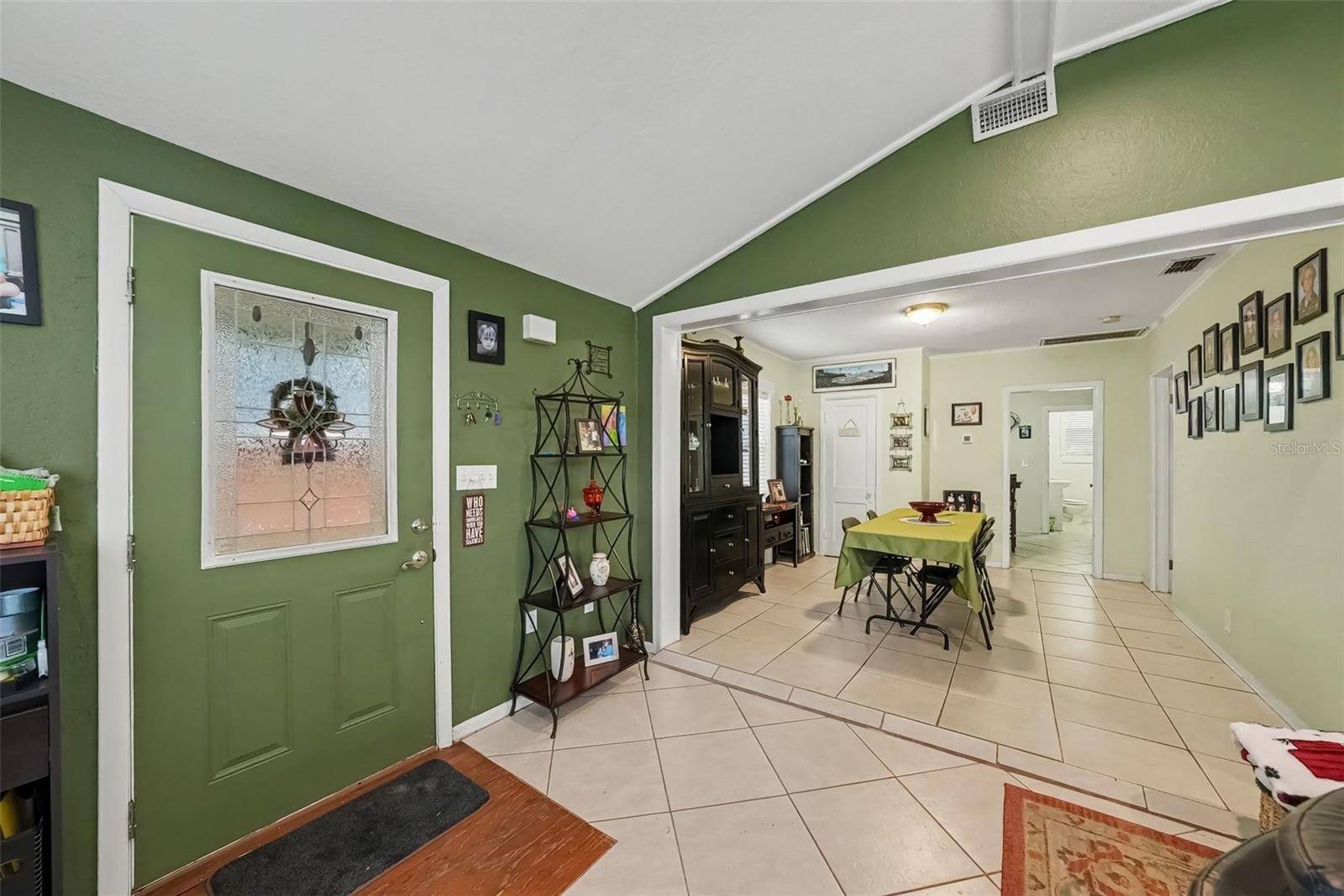 1221 QUEEN ST N, St Petersburg, FL 33713