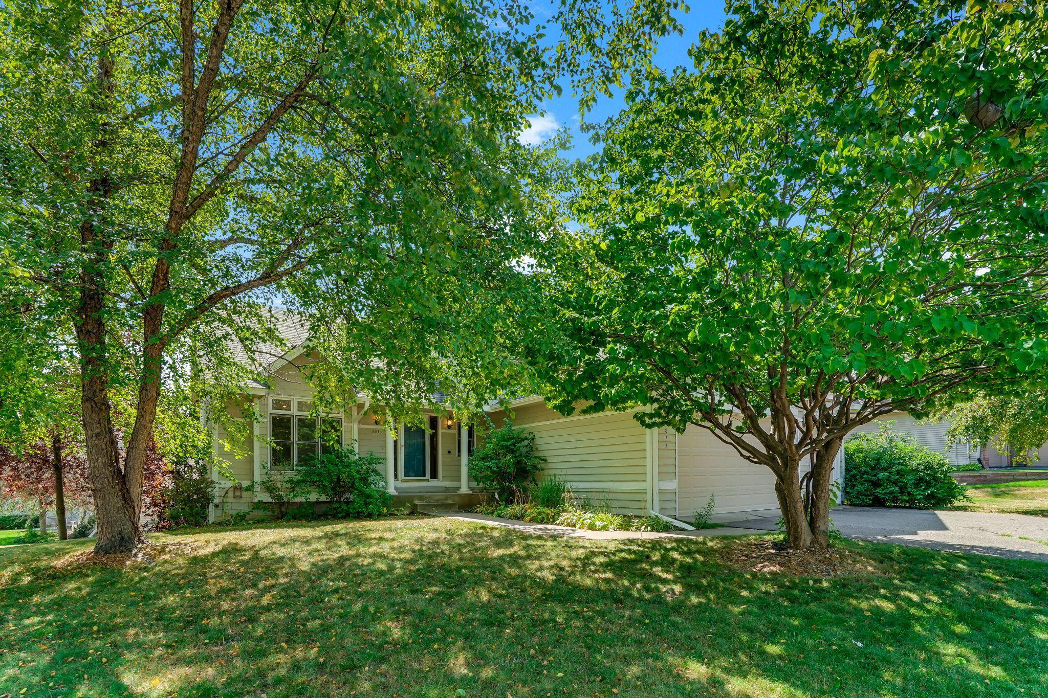 8843 Blackoaks LN N, Maple Grove, MN 55311