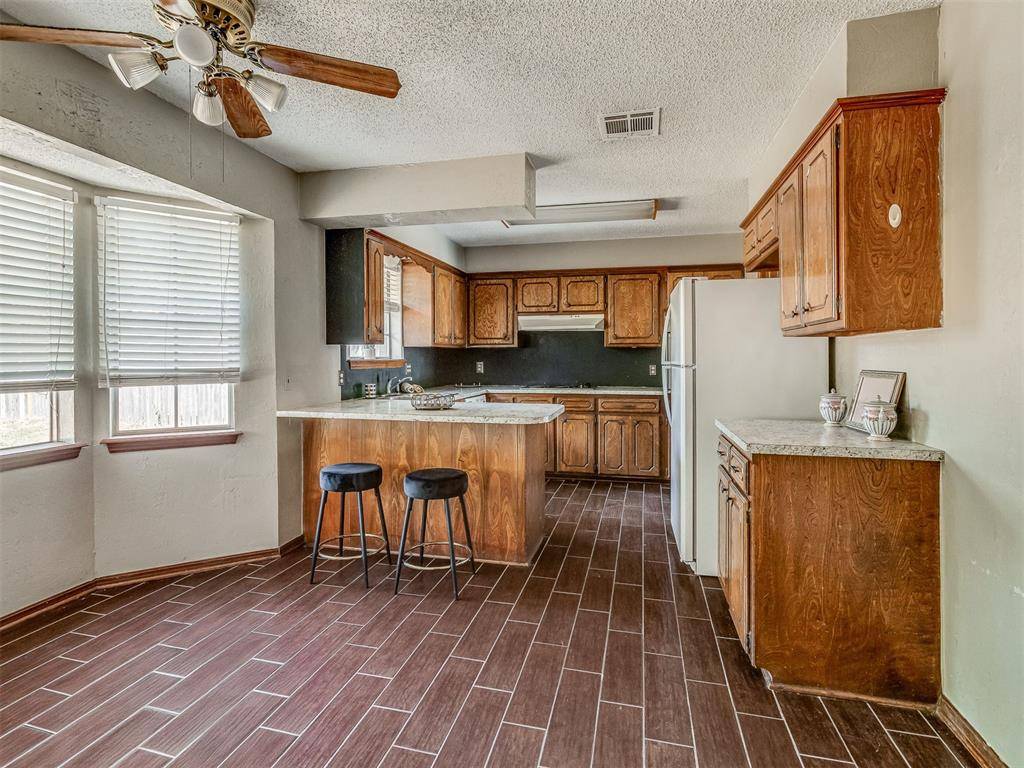 2111 Bellaire DR, Moore, OK 73160
