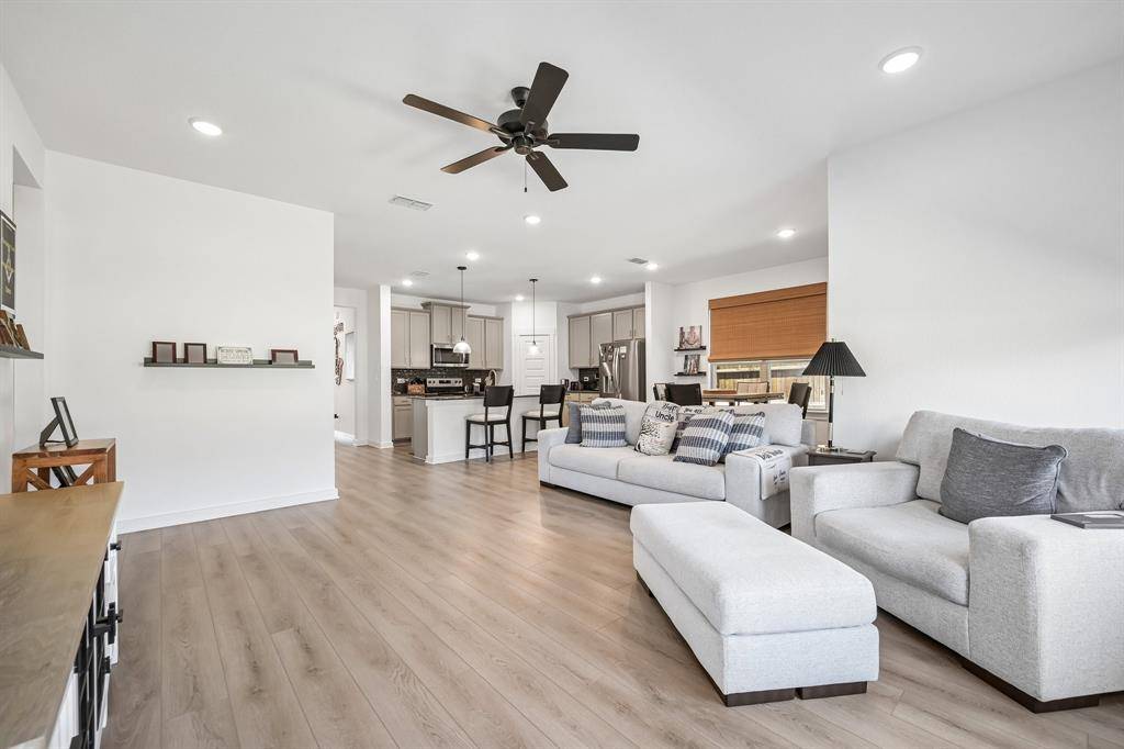 1612 Elle Lane, Aubrey, TX 76227
