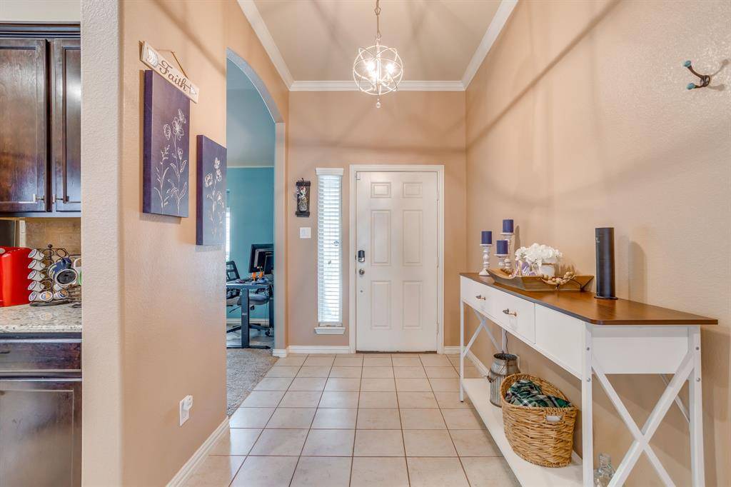 881 Oarlock Drive, Crowley, TX 76036