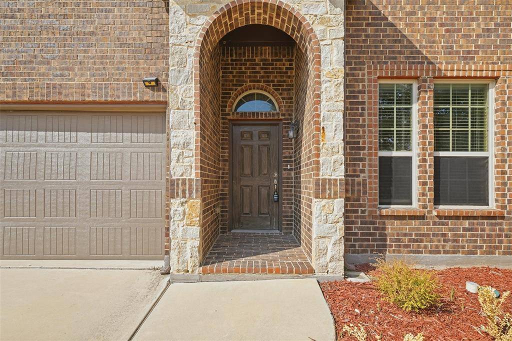 8 Mapleridge Drive, Edgecliff Village, TX 76134