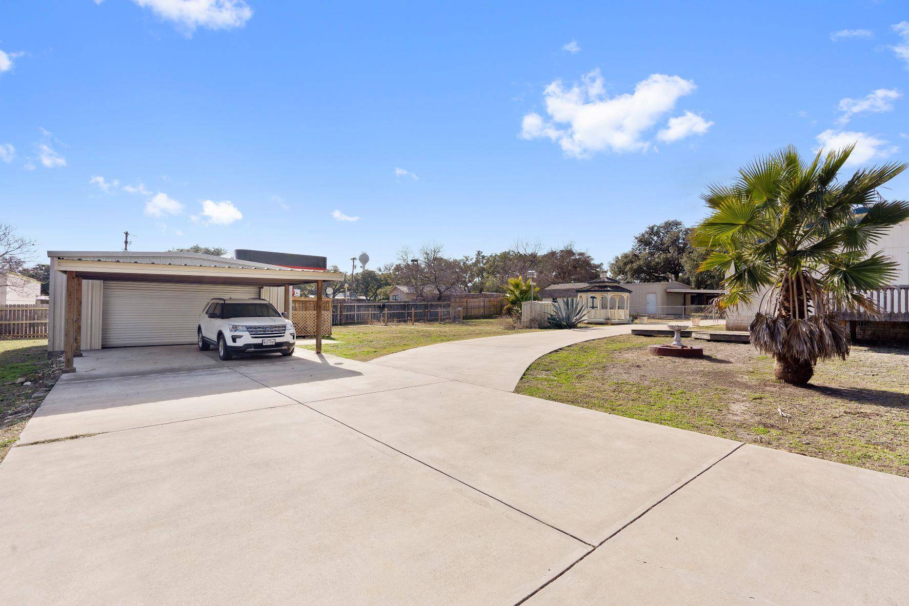 502 E Pecan DR, Johnson City, TX 78636