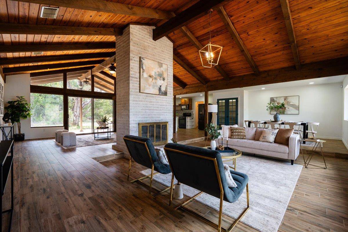 121 Merrywood LN, San Marcos, TX 78666