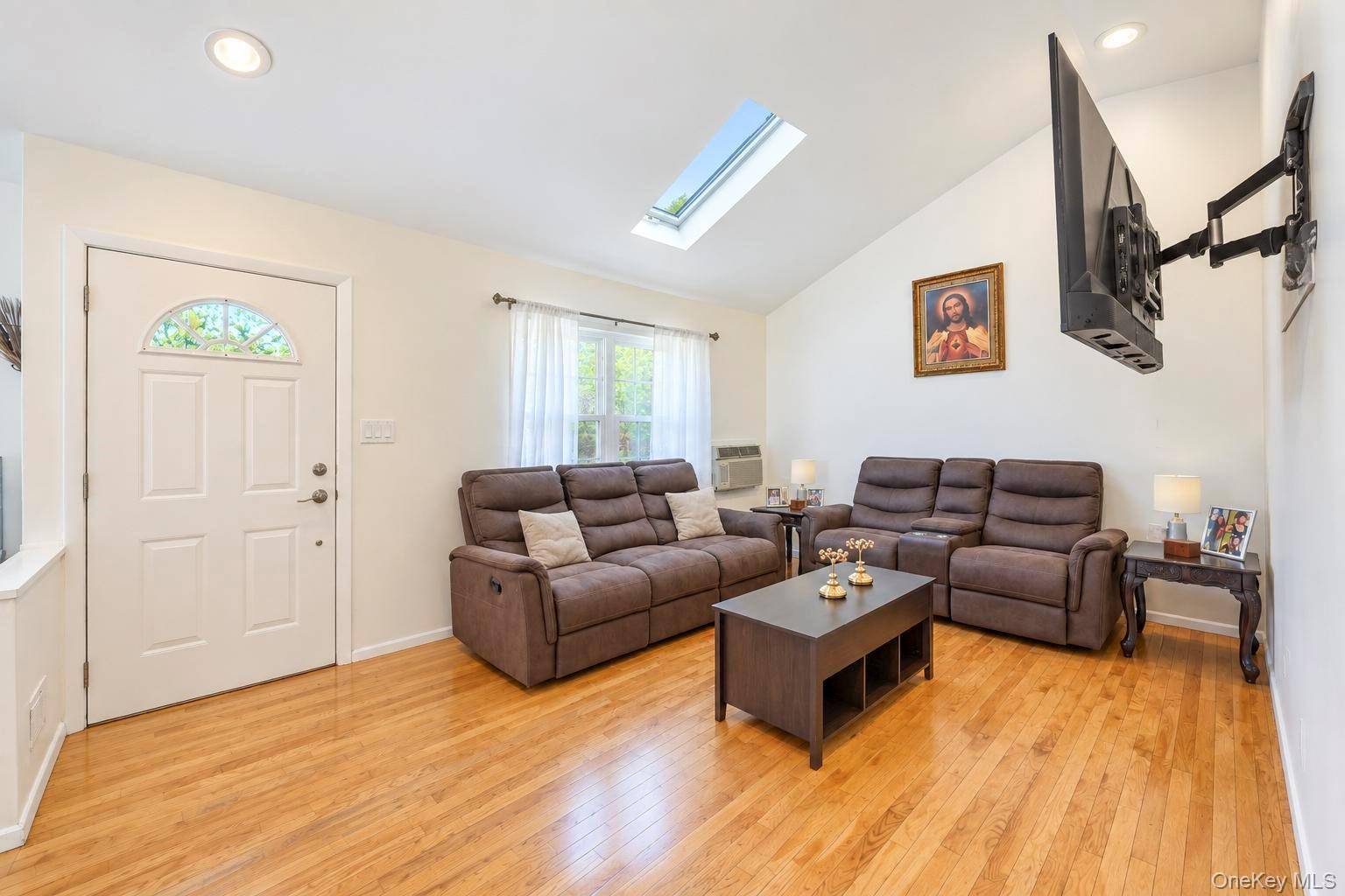 8 Norwalk LN, Selden, NY 11784