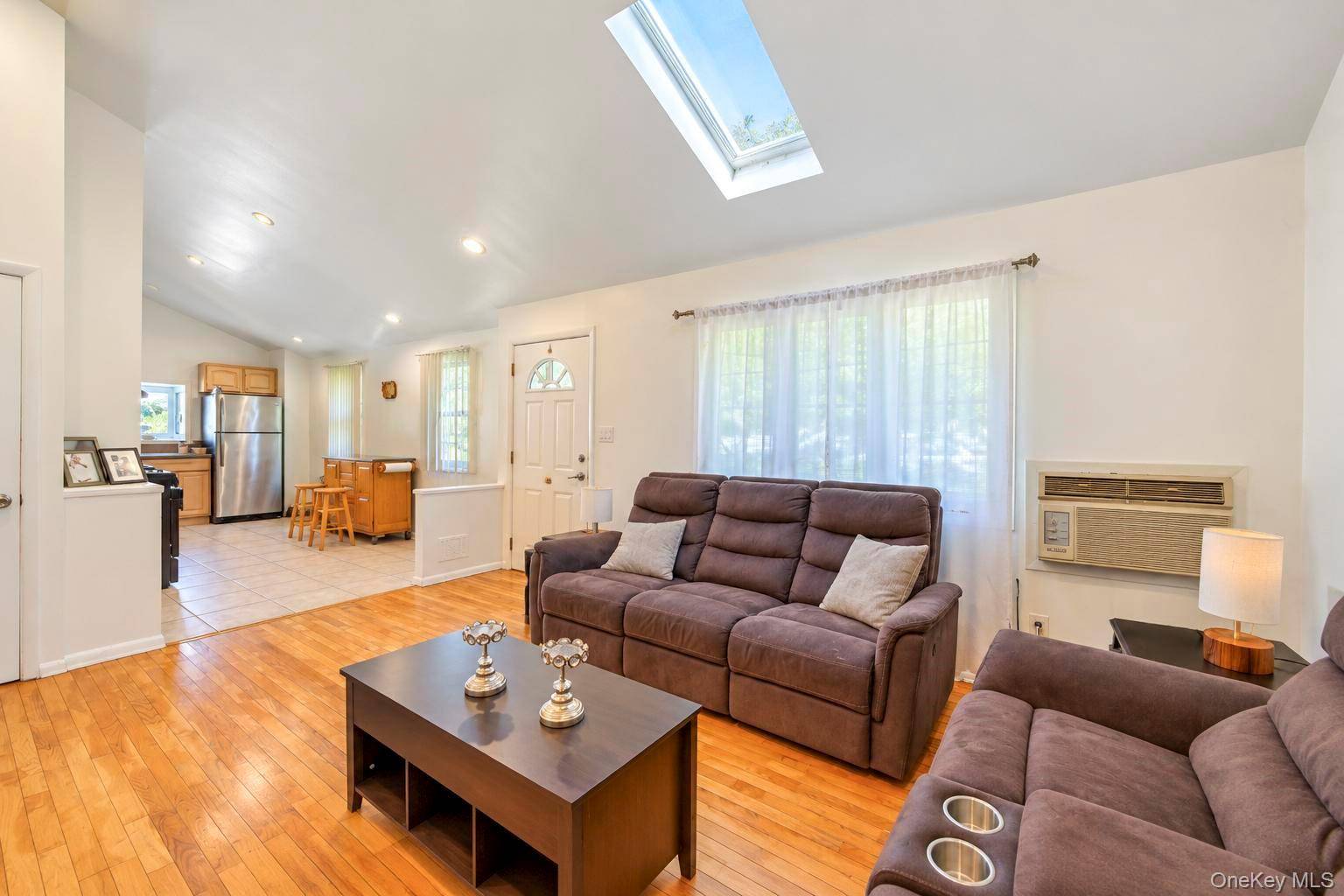 8 Norwalk LN, Selden, NY 11784