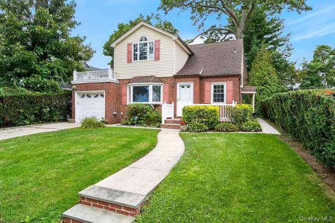 48 Maple DR, New Hyde Park, NY 11040