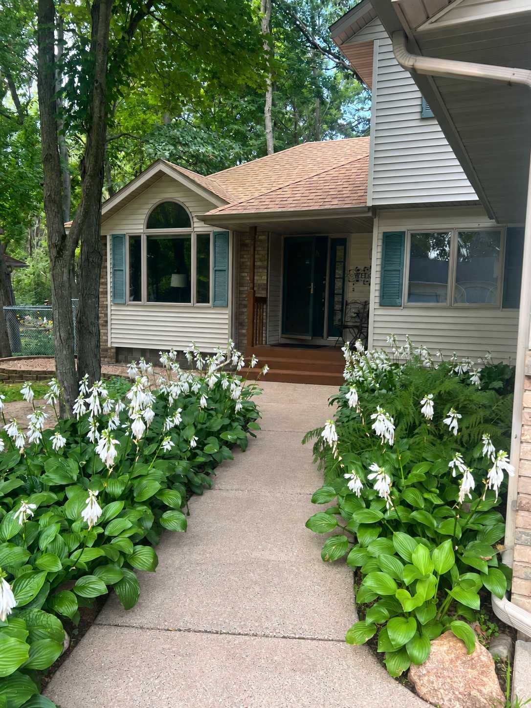 38308 Golden Oaks TRL, North Branch, MN 55056