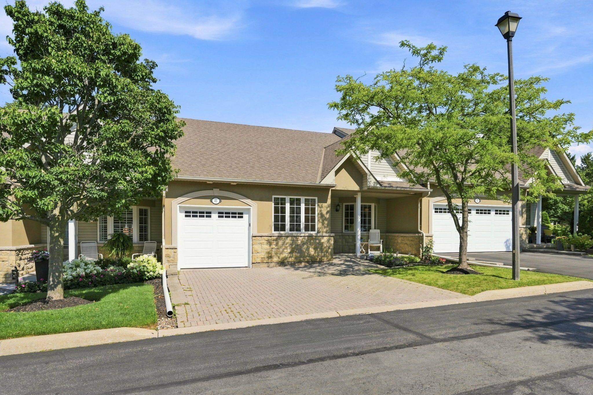 212 Stonehenge DR #41, Hamilton, ON L9K 1N4