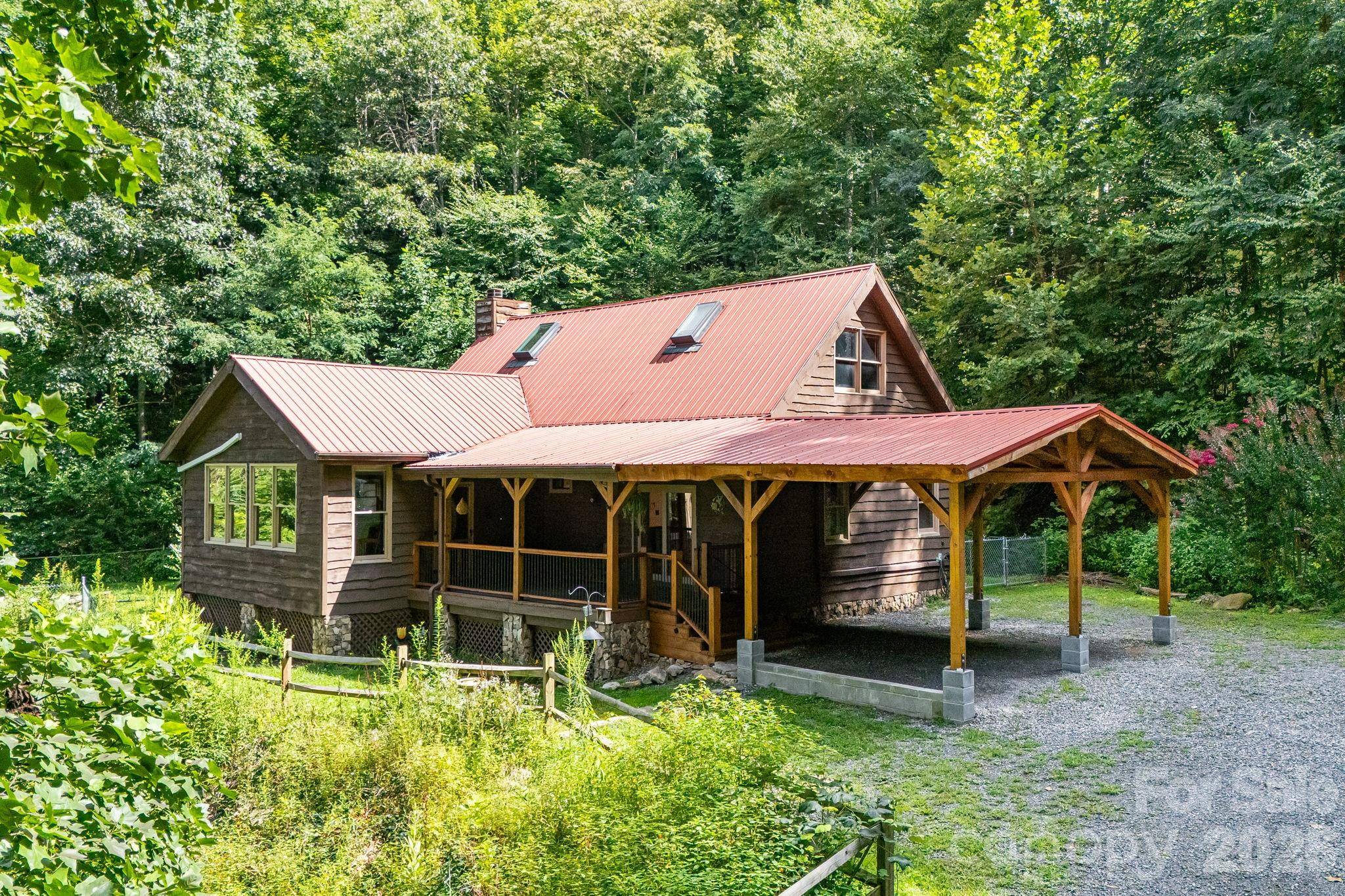 125 Hyacinth DR, Clyde, NC 28721