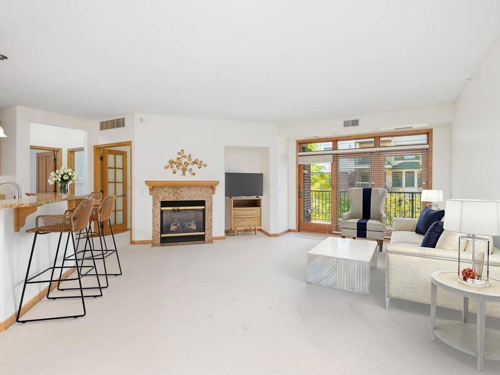 5225 Grandview SQ #210, Edina, MN 55436