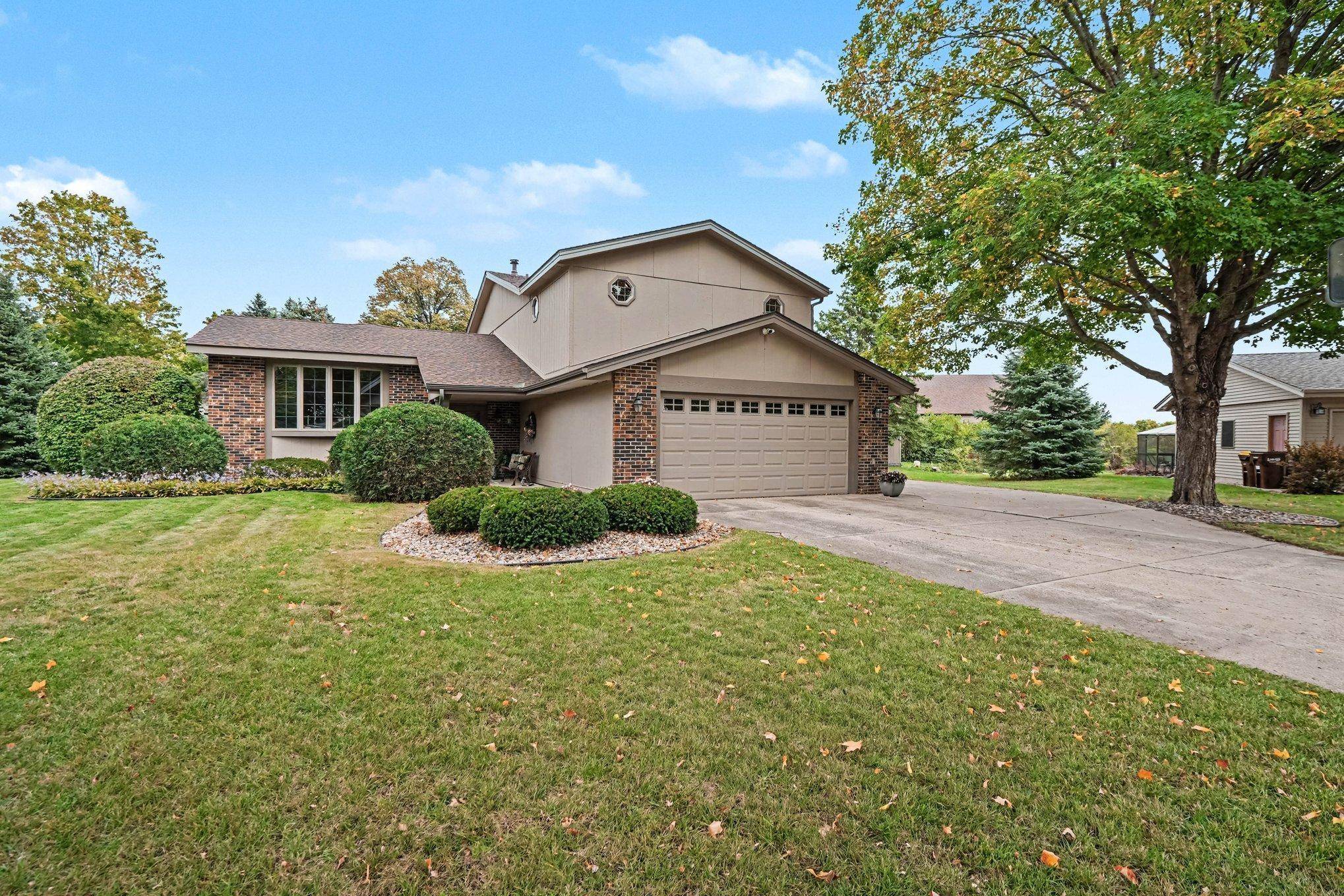 712 Highland DR, New Prague, MN 56071