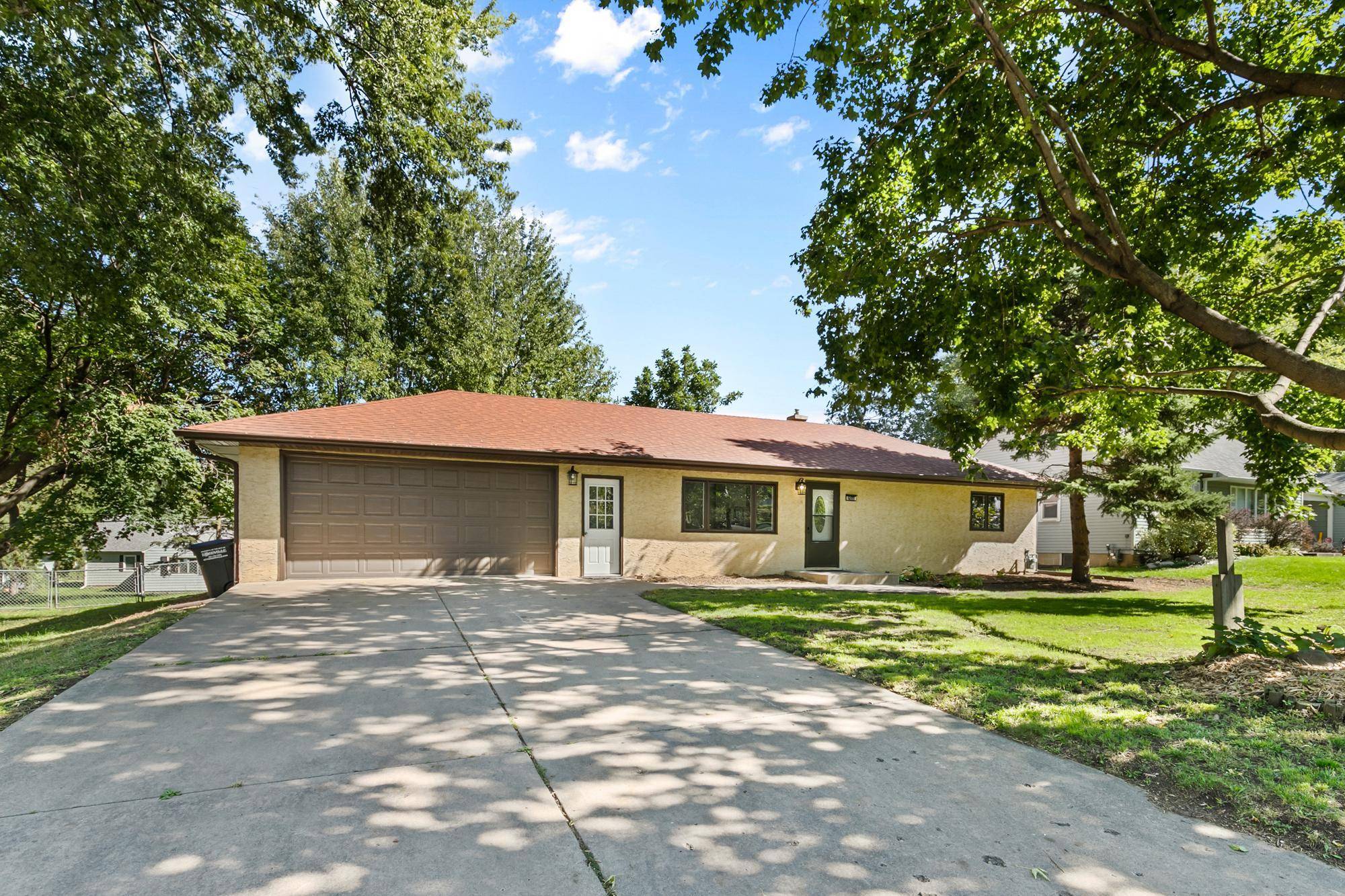 2566 Beacon ST, Roseville, MN 55113