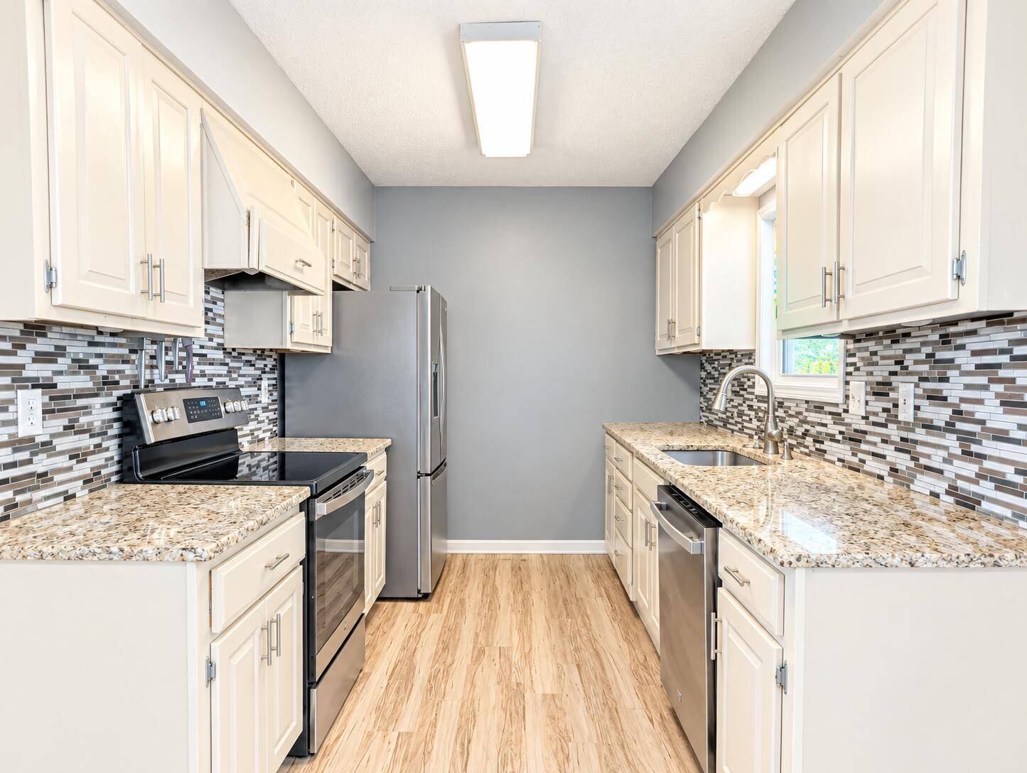 119 N Oakland AVE, Bolivar, MO 65613