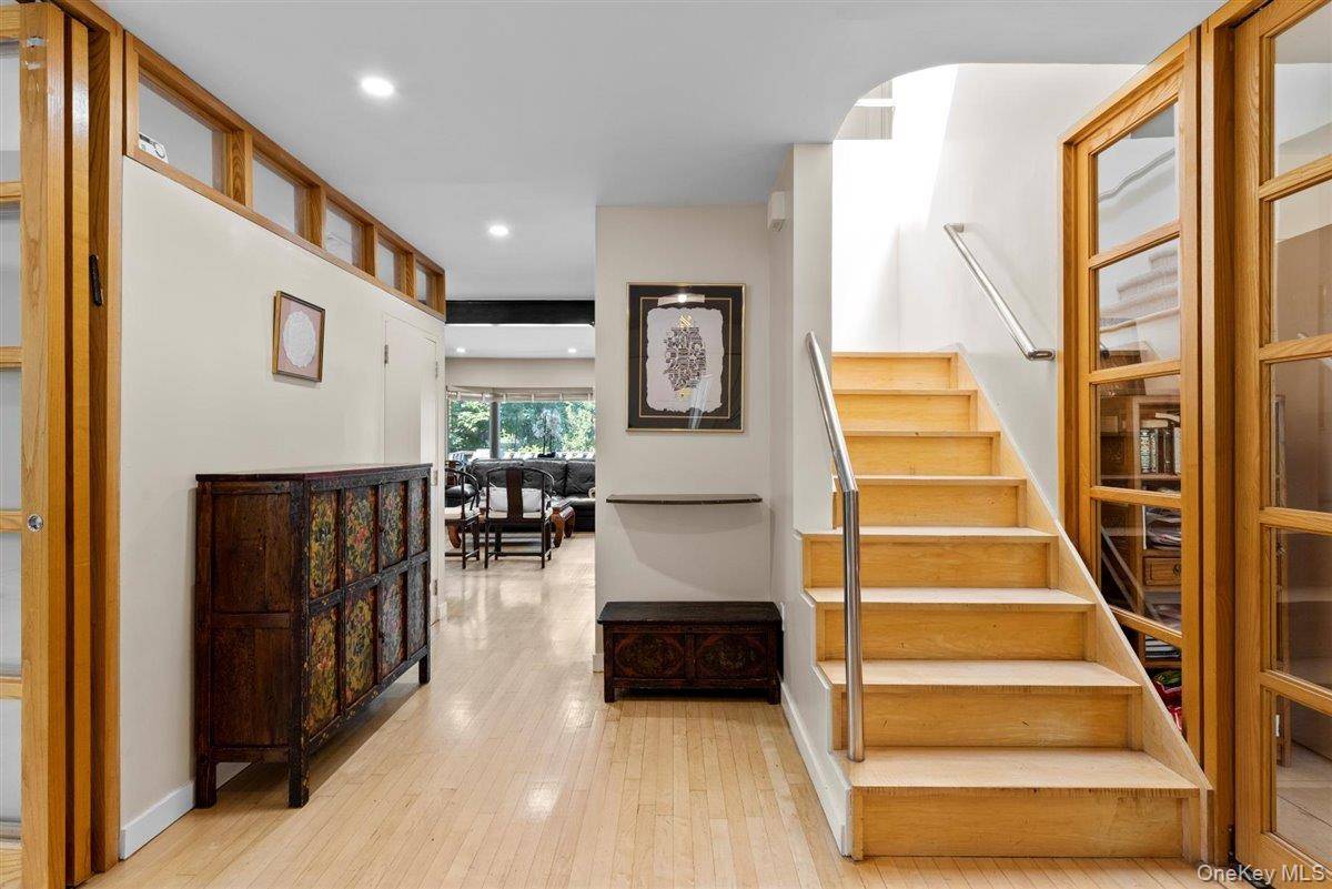 15 Sherwood LN, Cedarhurst, NY 11516