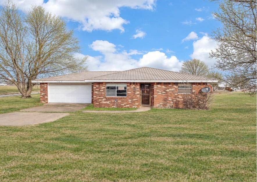 105 NW Boundry RD, Erick, OK 73645
