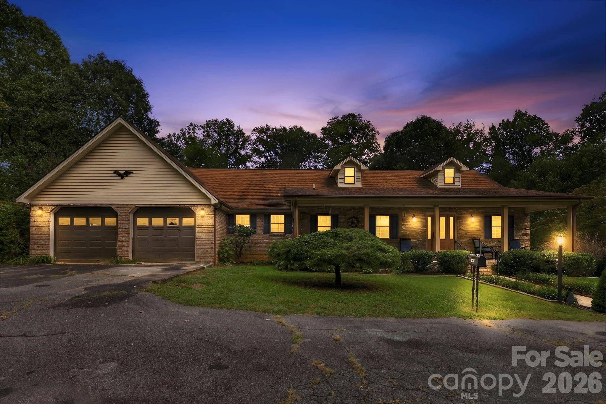1079 Dupont RD, Hendersonville, NC 28739