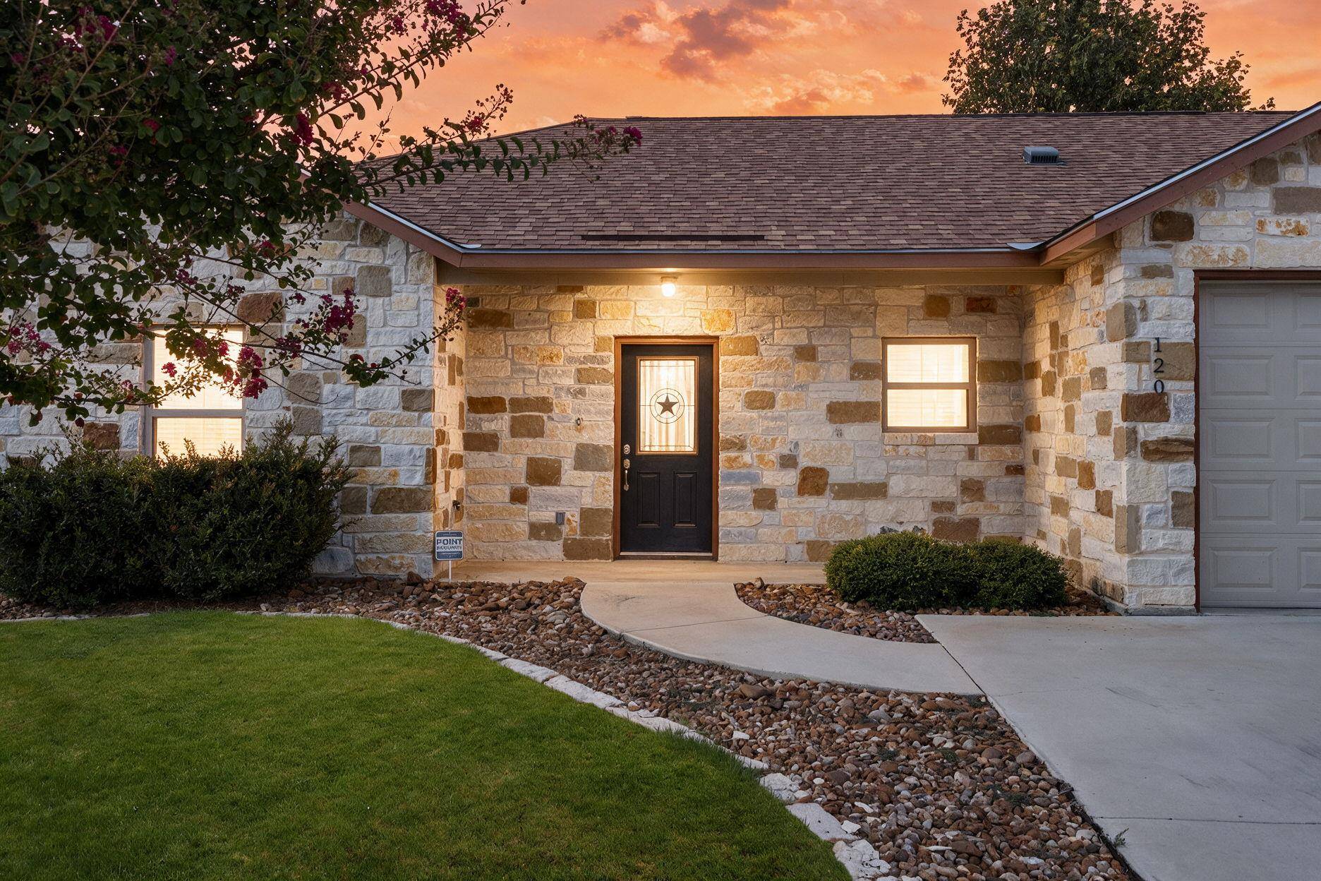 120 Navarro XING, Seguin, TX 78155