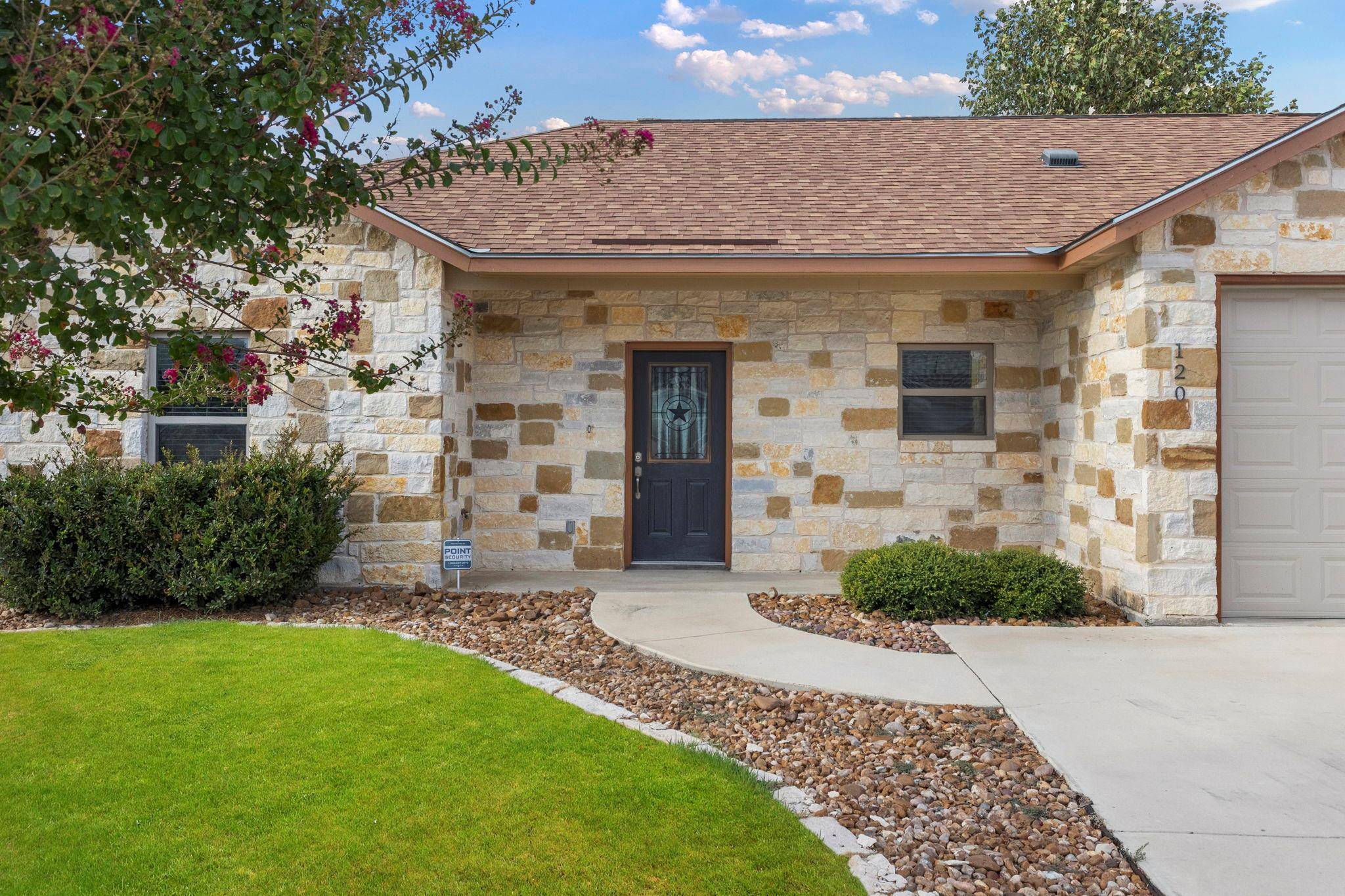 120 Navarro XING, Seguin, TX 78155