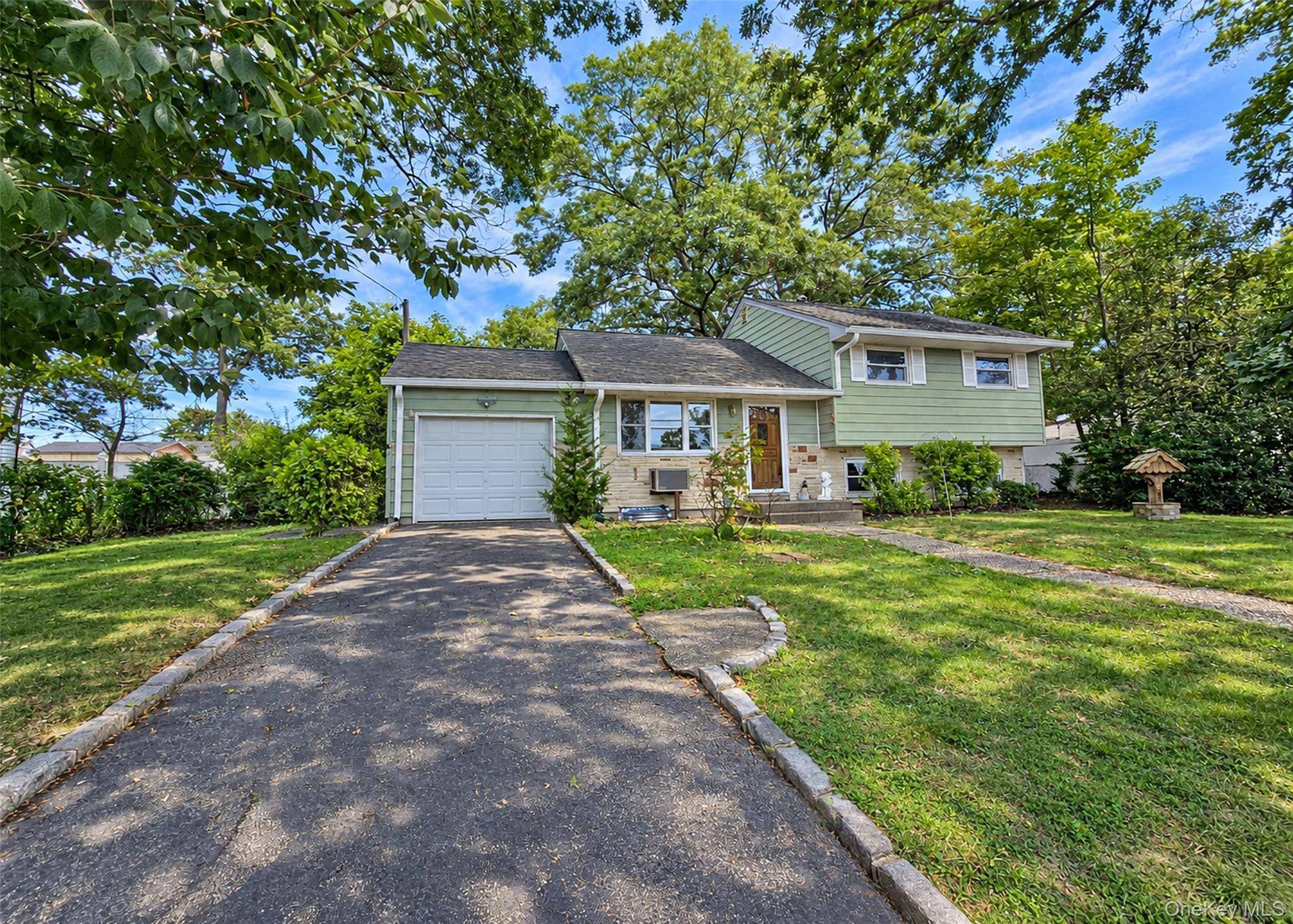 27 Halsey ST, Port Jefferson Station, NY 11776