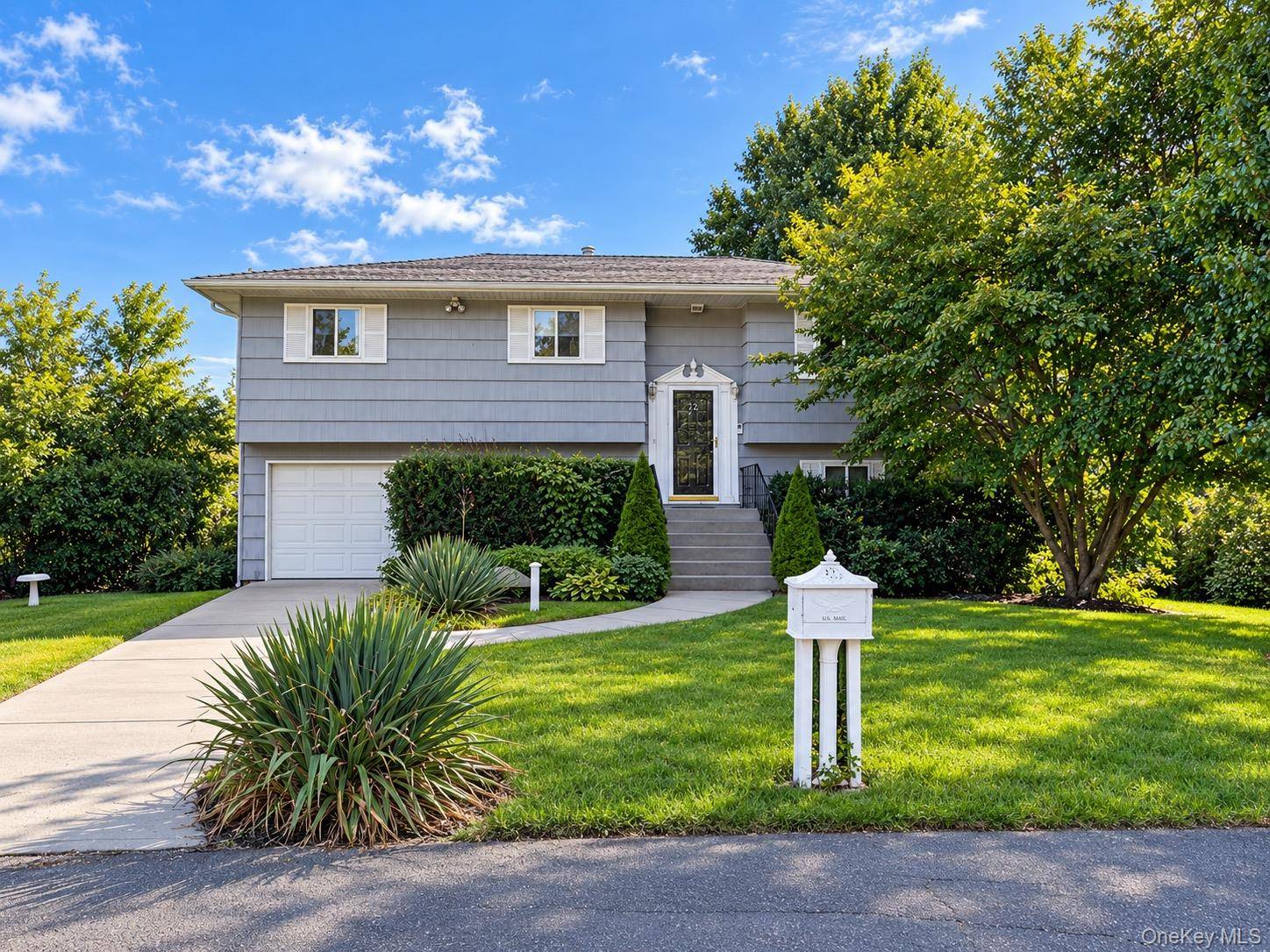 72 Sammis AVE, Deer Park, NY 11729