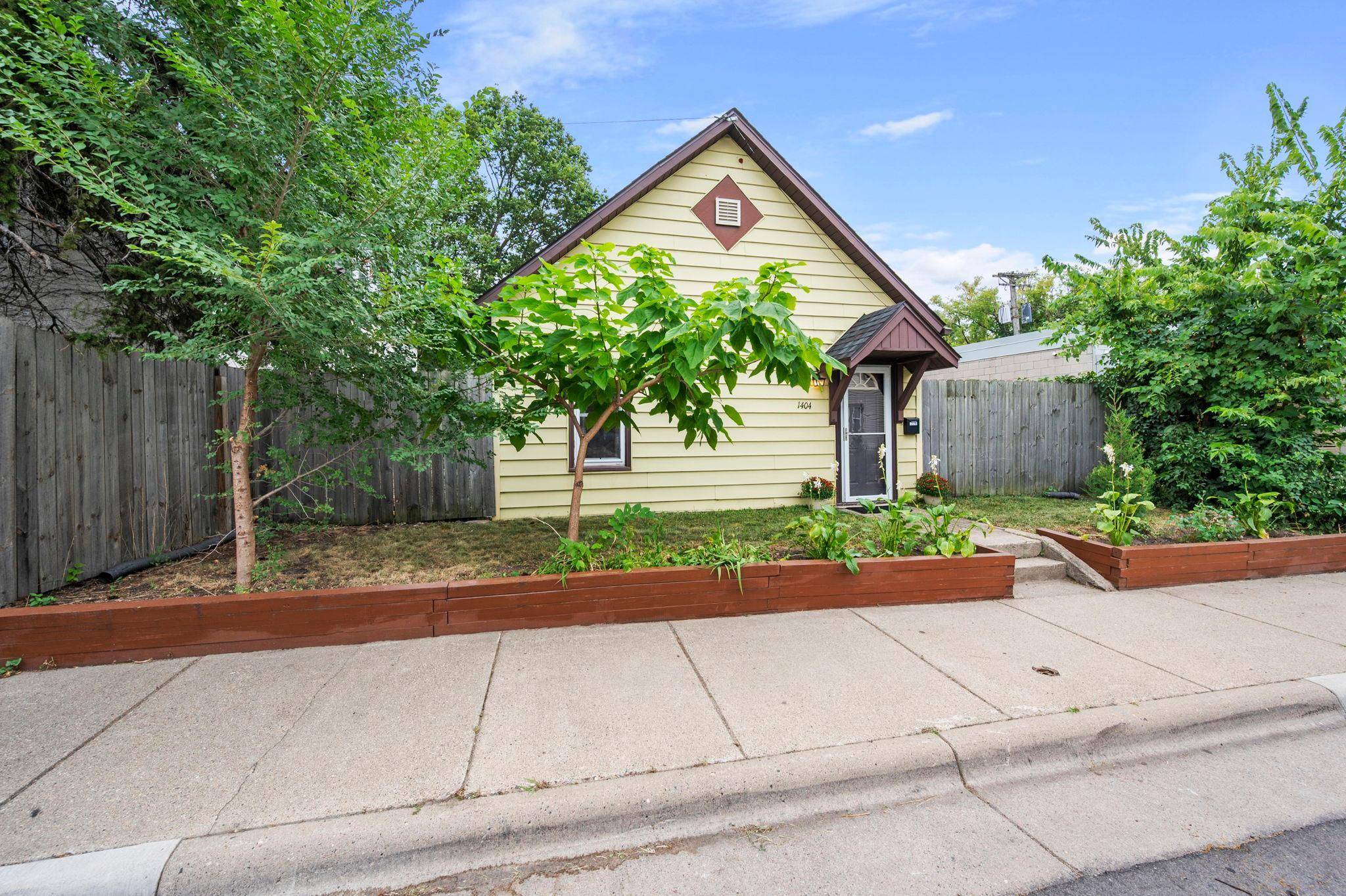 1404 12th AVE NE, Minneapolis, MN 55413