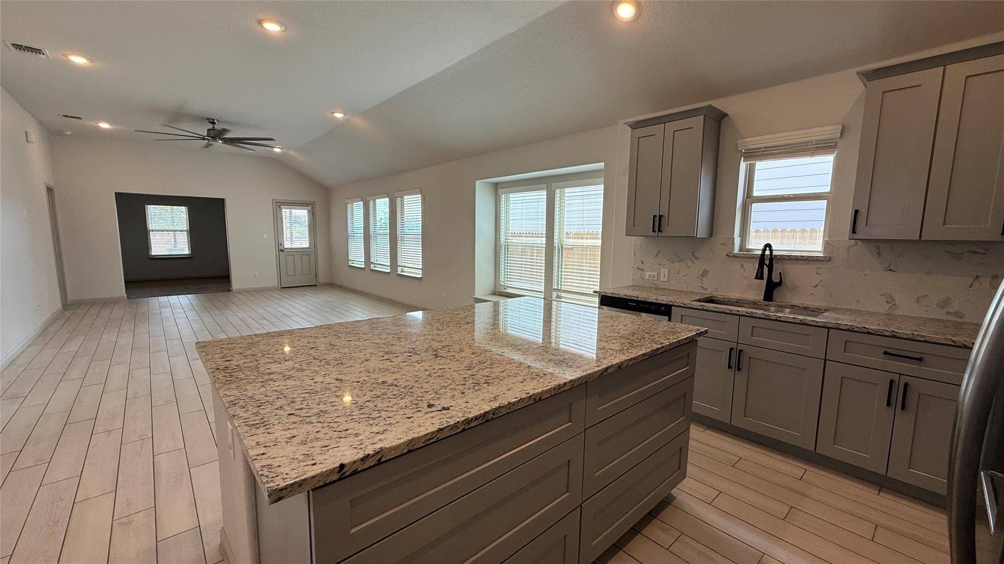 125 Woods Edge LN, Georgetown, TX 78628