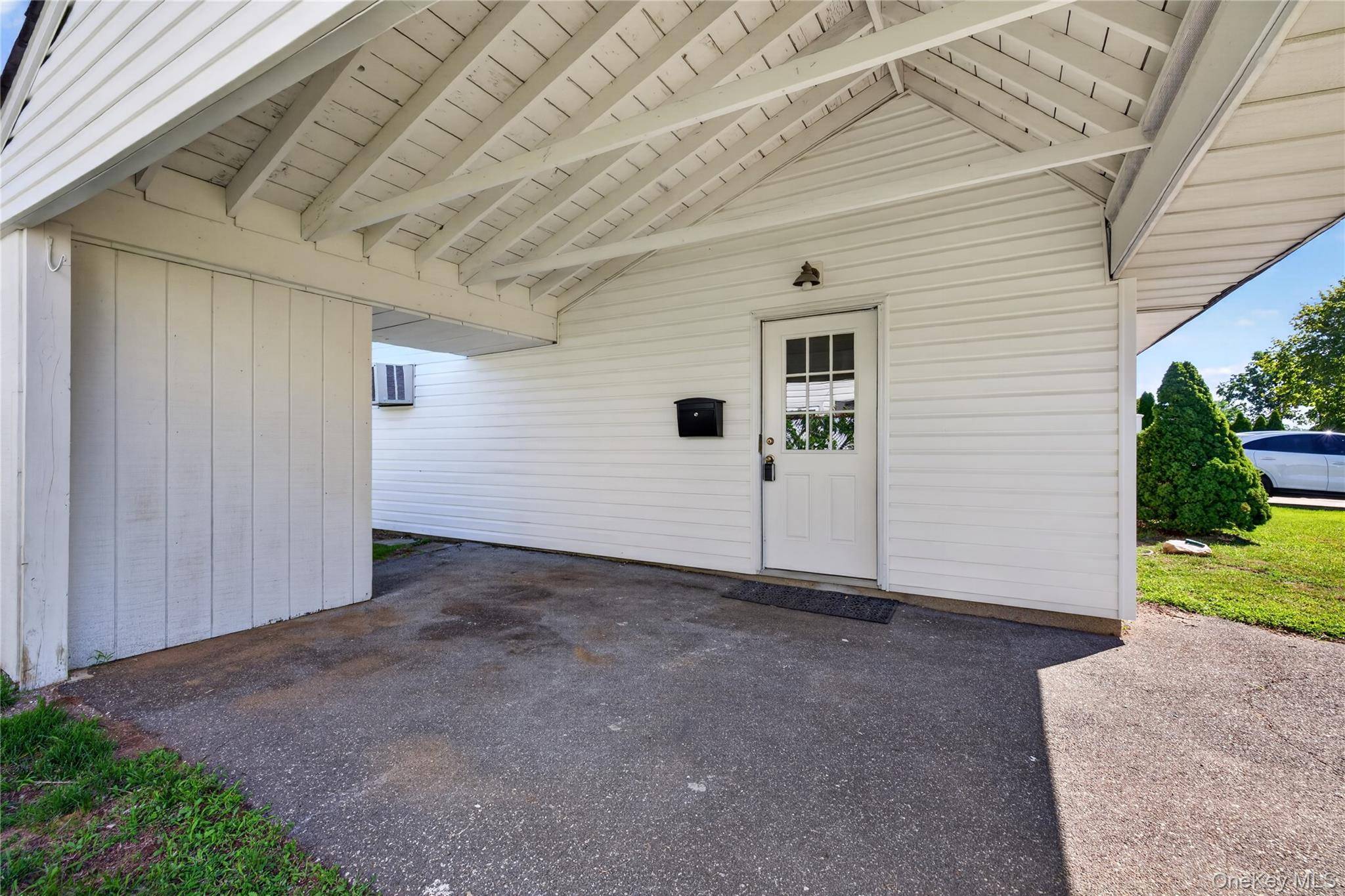 17 Berry LN, Hicksville, NY 11801