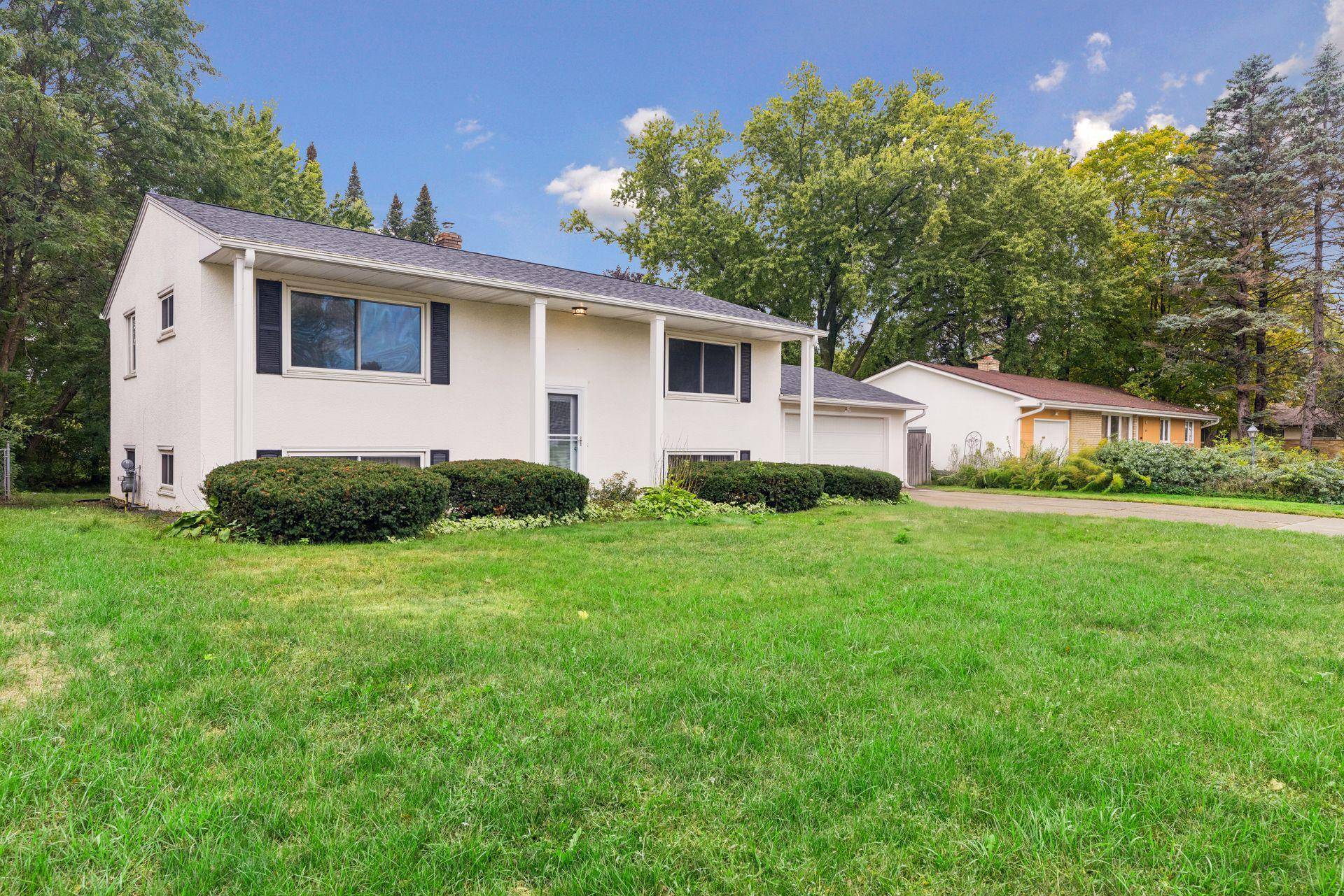 1616 Sandhurst AVE E, Maplewood, MN 55109
