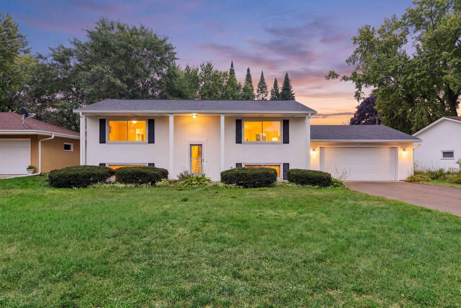 1616 Sandhurst AVE E, Maplewood, MN 55109