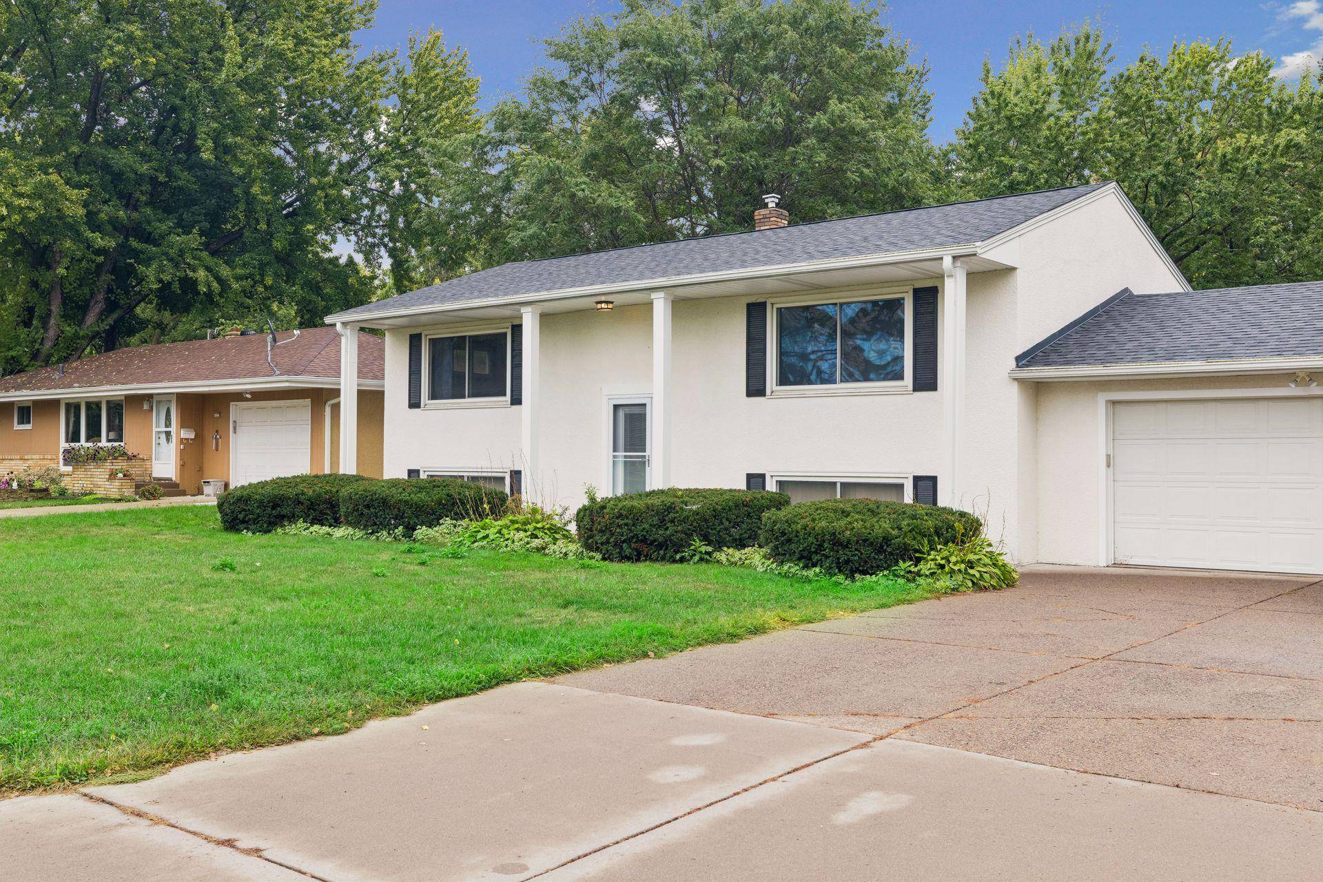 1616 Sandhurst AVE E, Maplewood, MN 55109