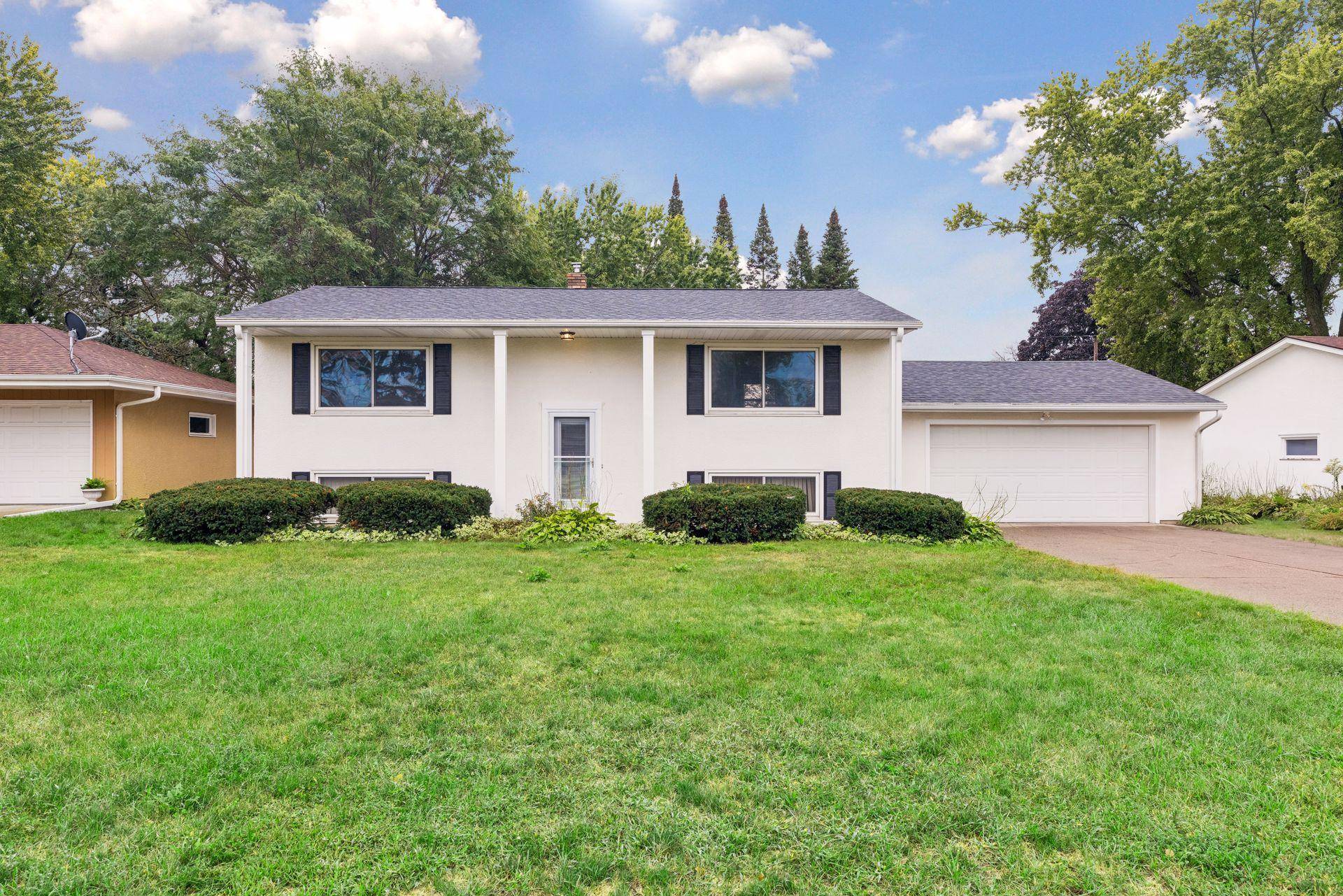 1616 Sandhurst AVE E, Maplewood, MN 55109