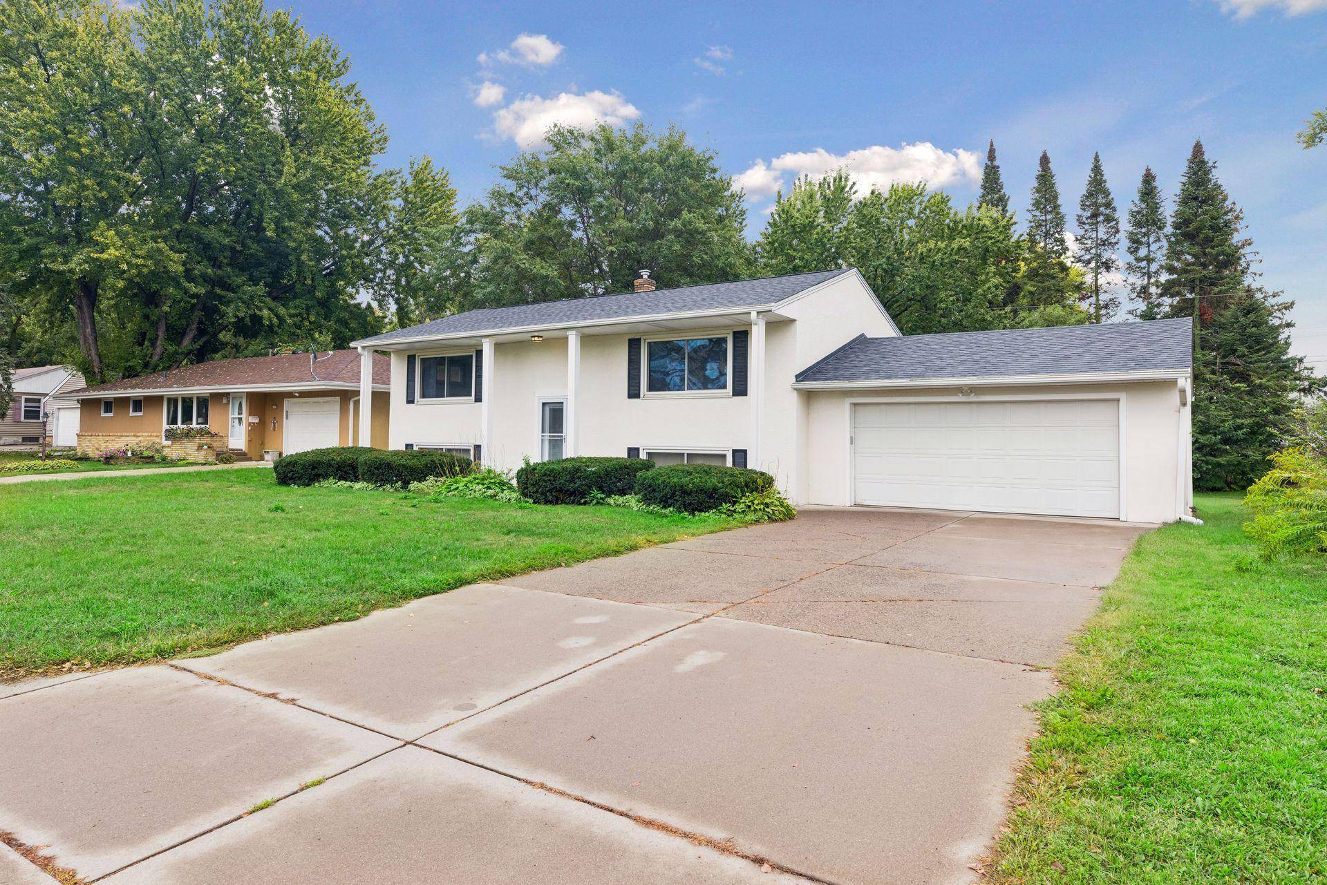 1616 Sandhurst AVE E, Maplewood, MN 55109