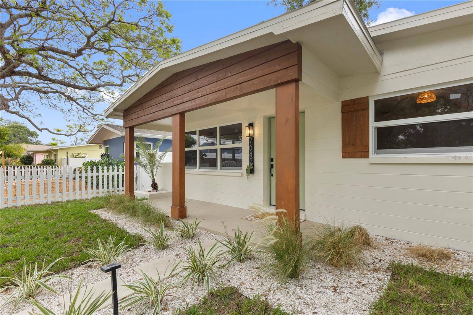 7042 DARTMOUTH AVE N, St Petersburg, FL 33710
