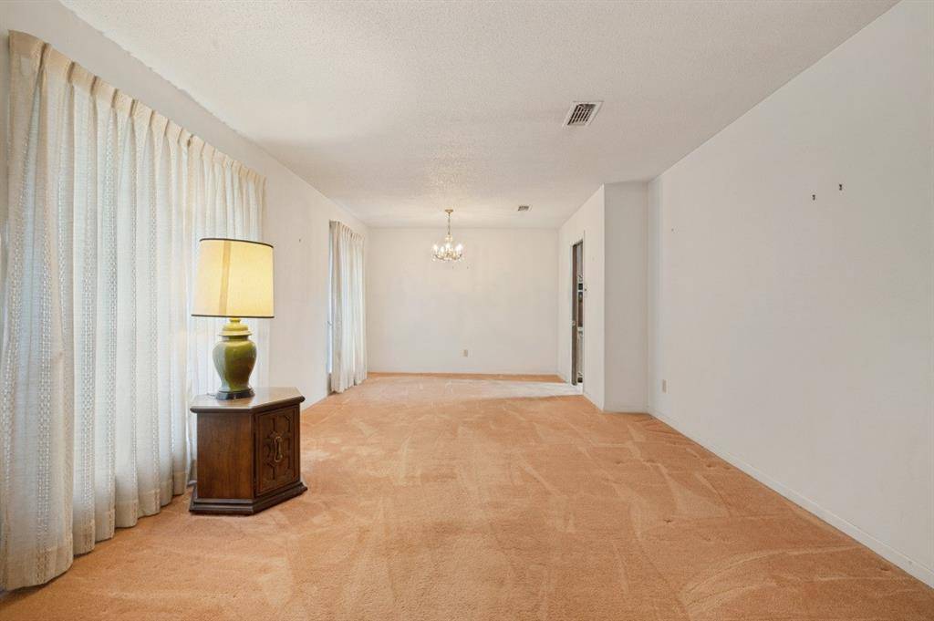 105 W Lilly Lane, Arlington, TX 76010