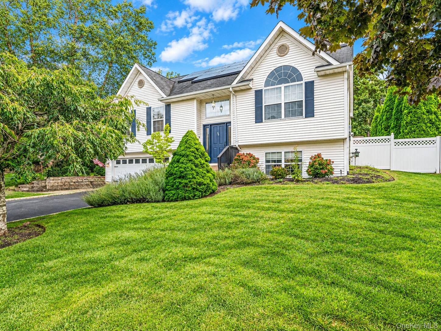 56 Beechwood DR, Manorville, NY 11949