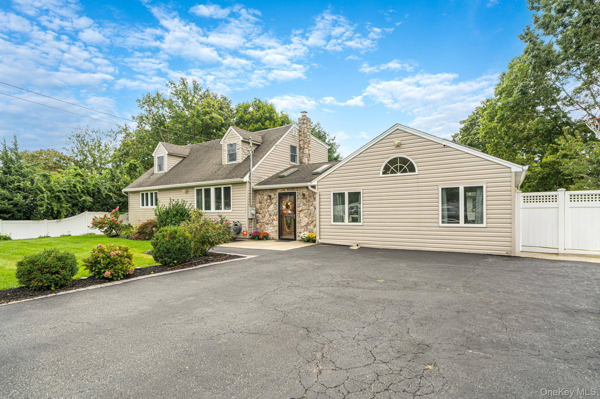 16 Happy Acres DR, Shirley, NY 11967