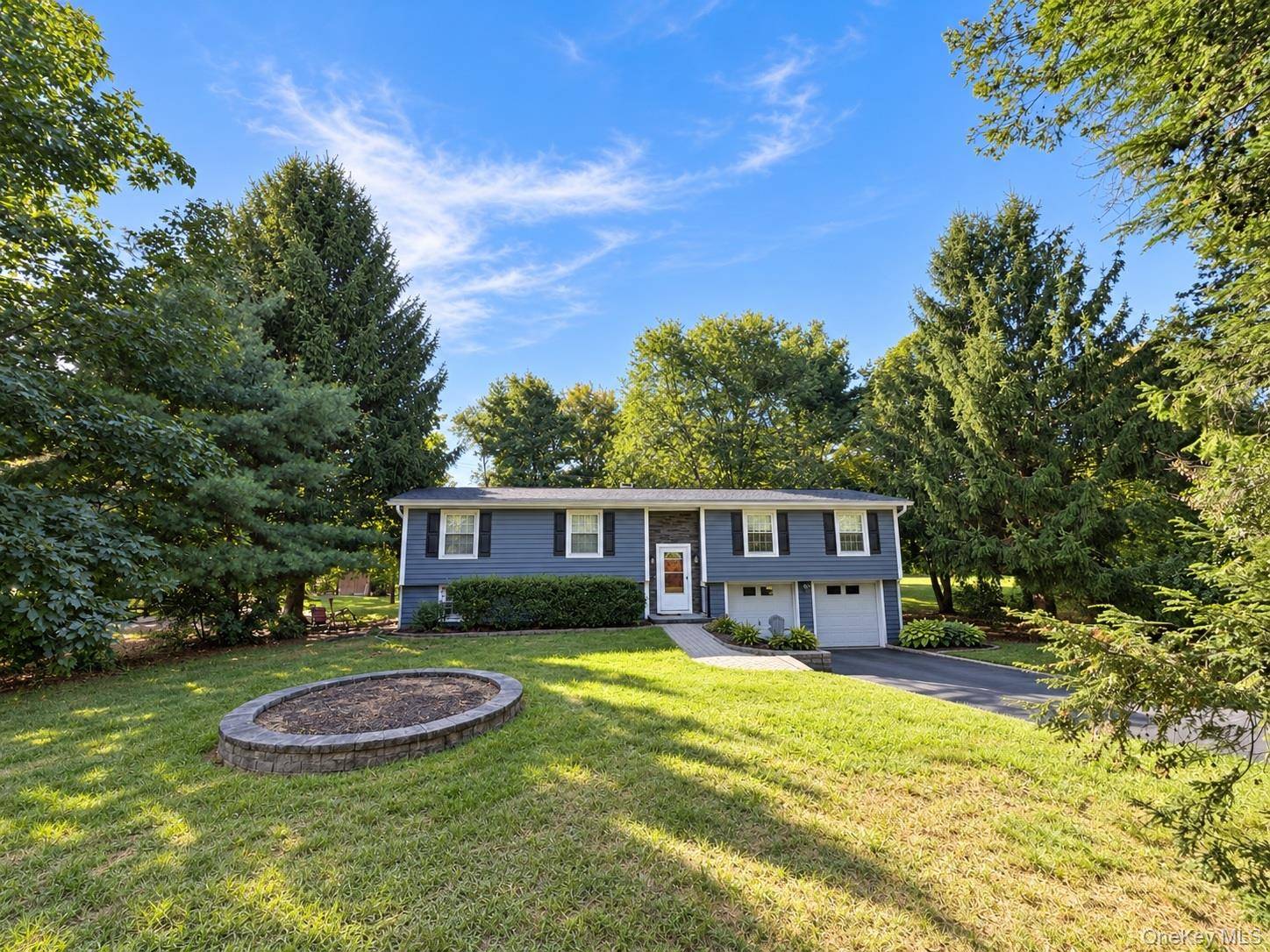 545 N Quaker LN, Hyde Park, NY 12538