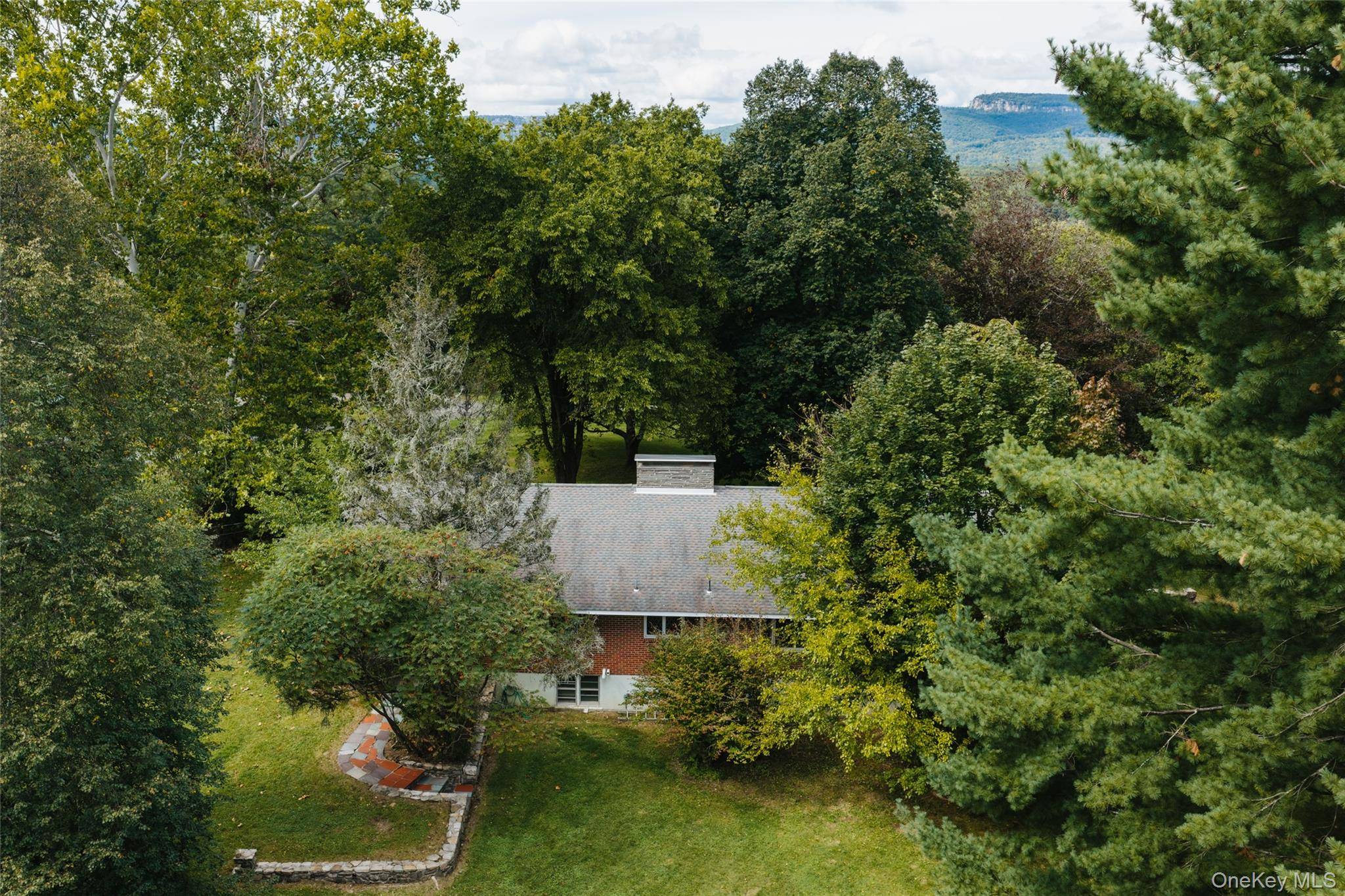 13 Edgewood DR, New Paltz, NY 12561