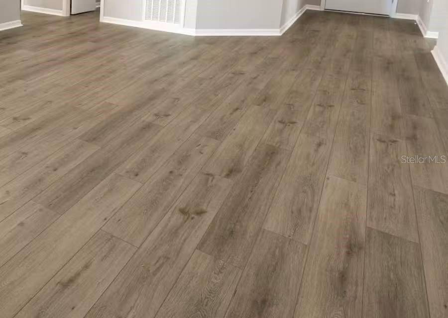 7156 KINGSWOOD GARDEN LN, Zephyrhills, FL 33541