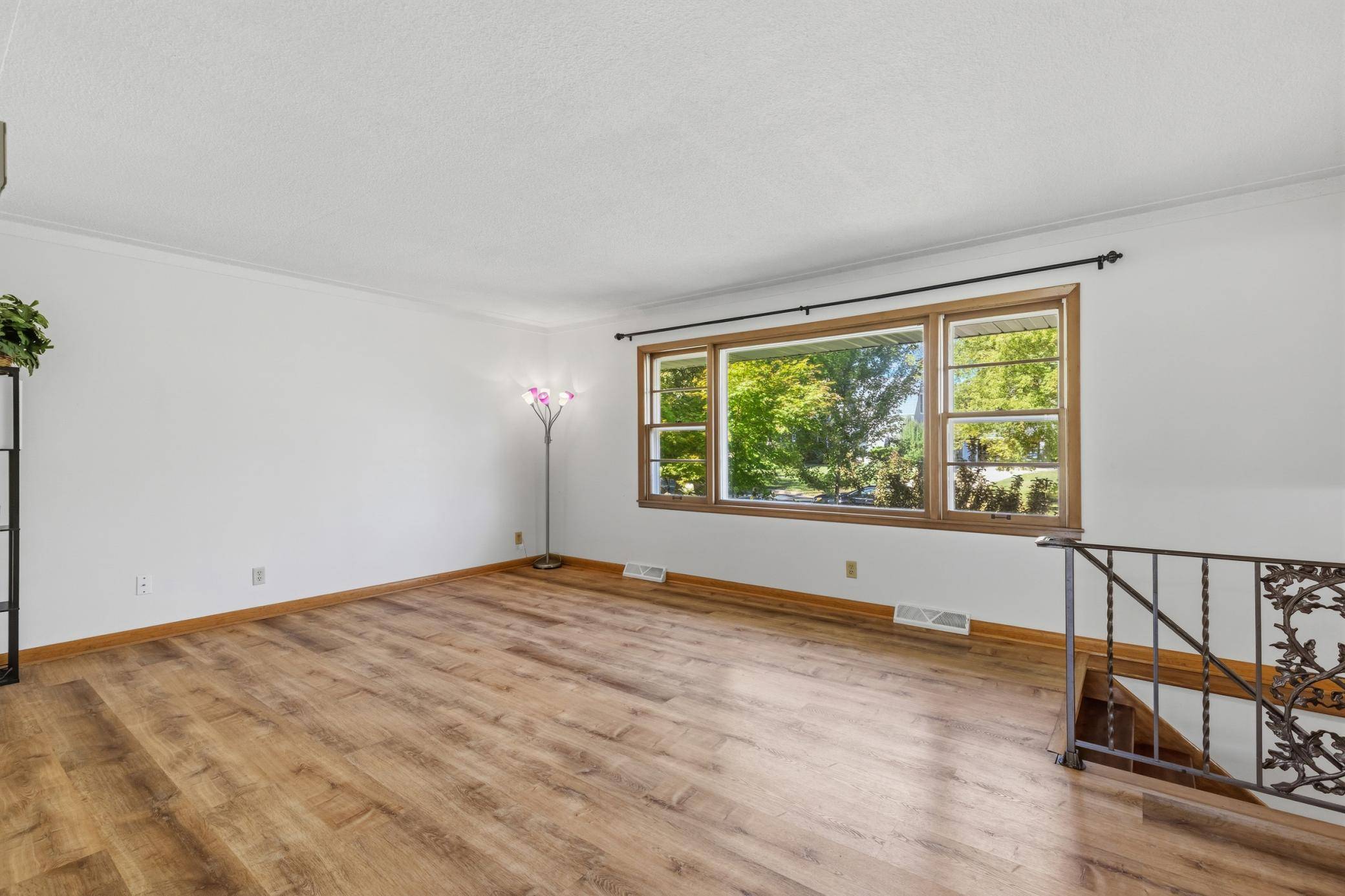 1300 Lakeview AVE, Mendota Heights, MN 55120